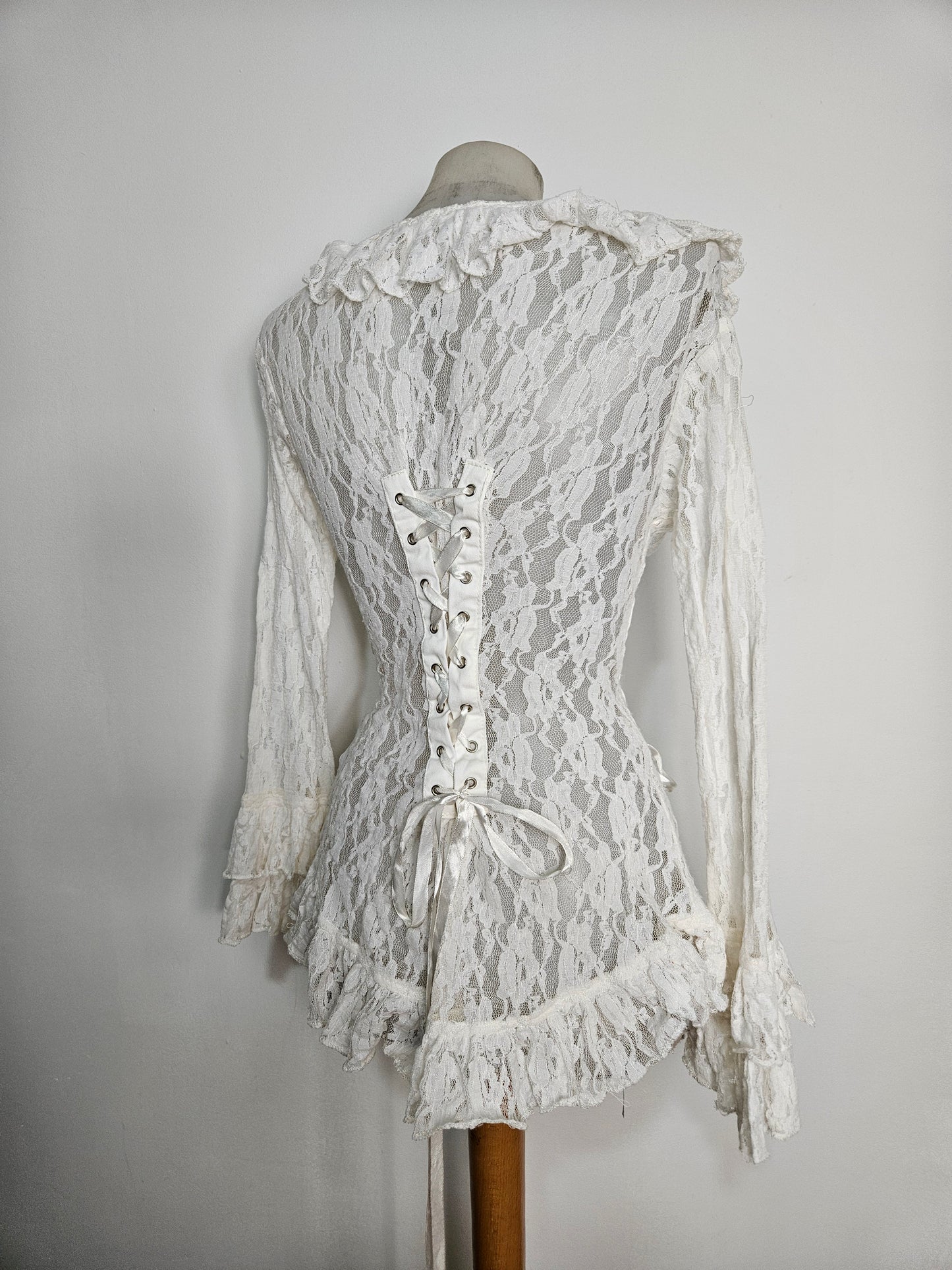 Chemisier blanc dentelle et laçage