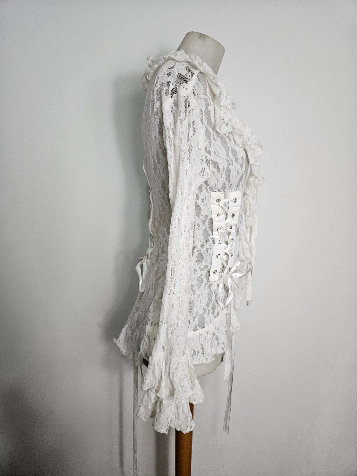Chemisier blanc dentelle et laçage