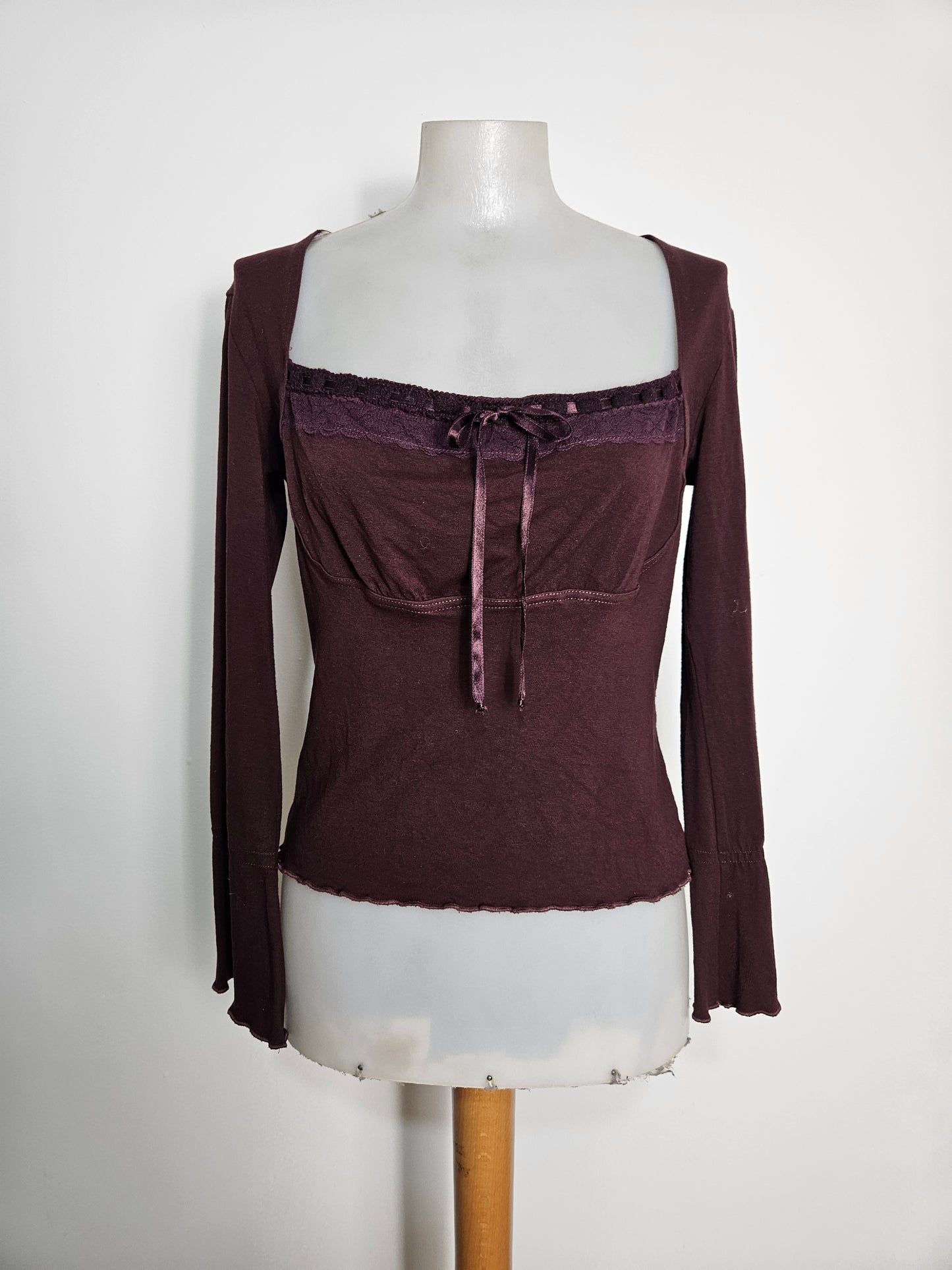 Haut bordeau détails satinés