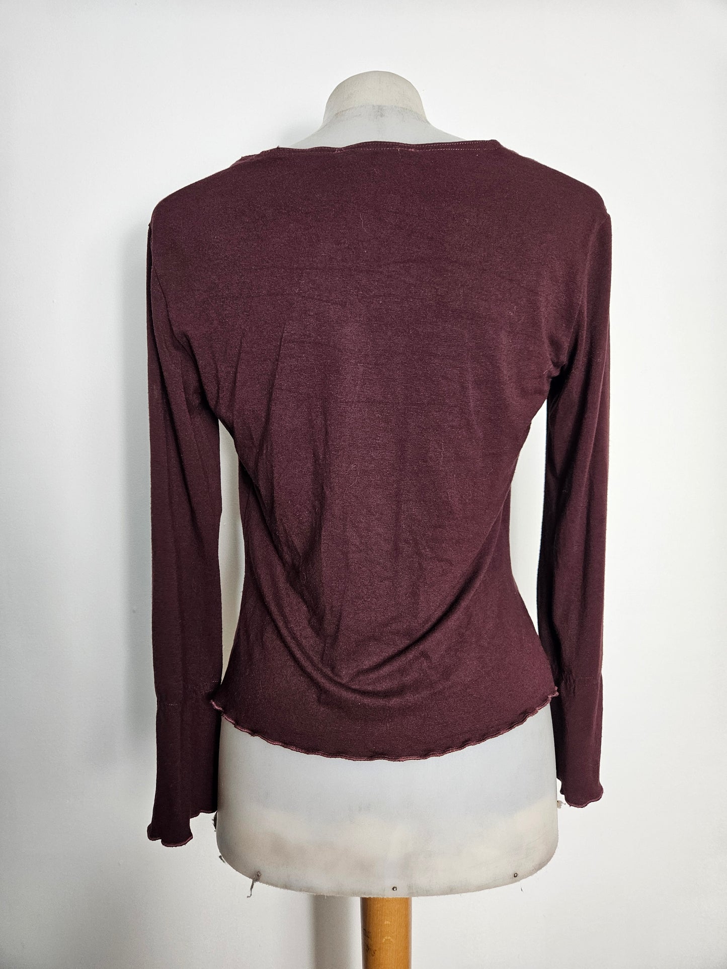 Haut bordeau détails satinés