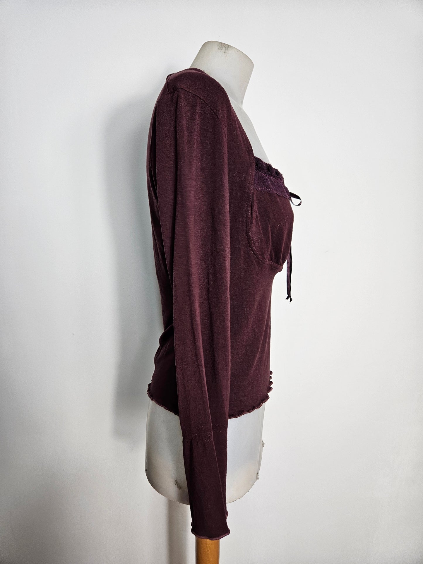 Haut bordeau détails satinés