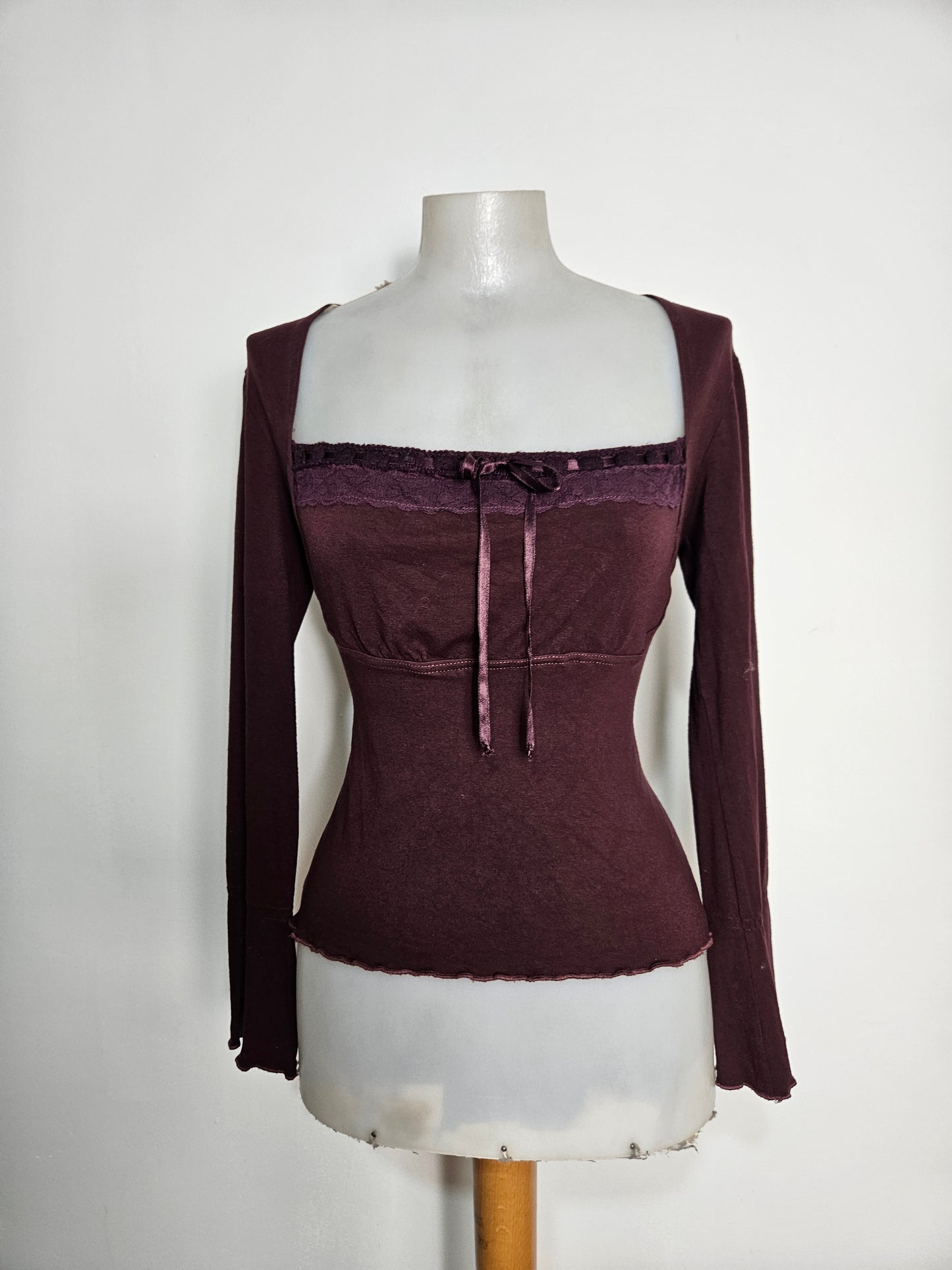 Haut bordeau détails satinés