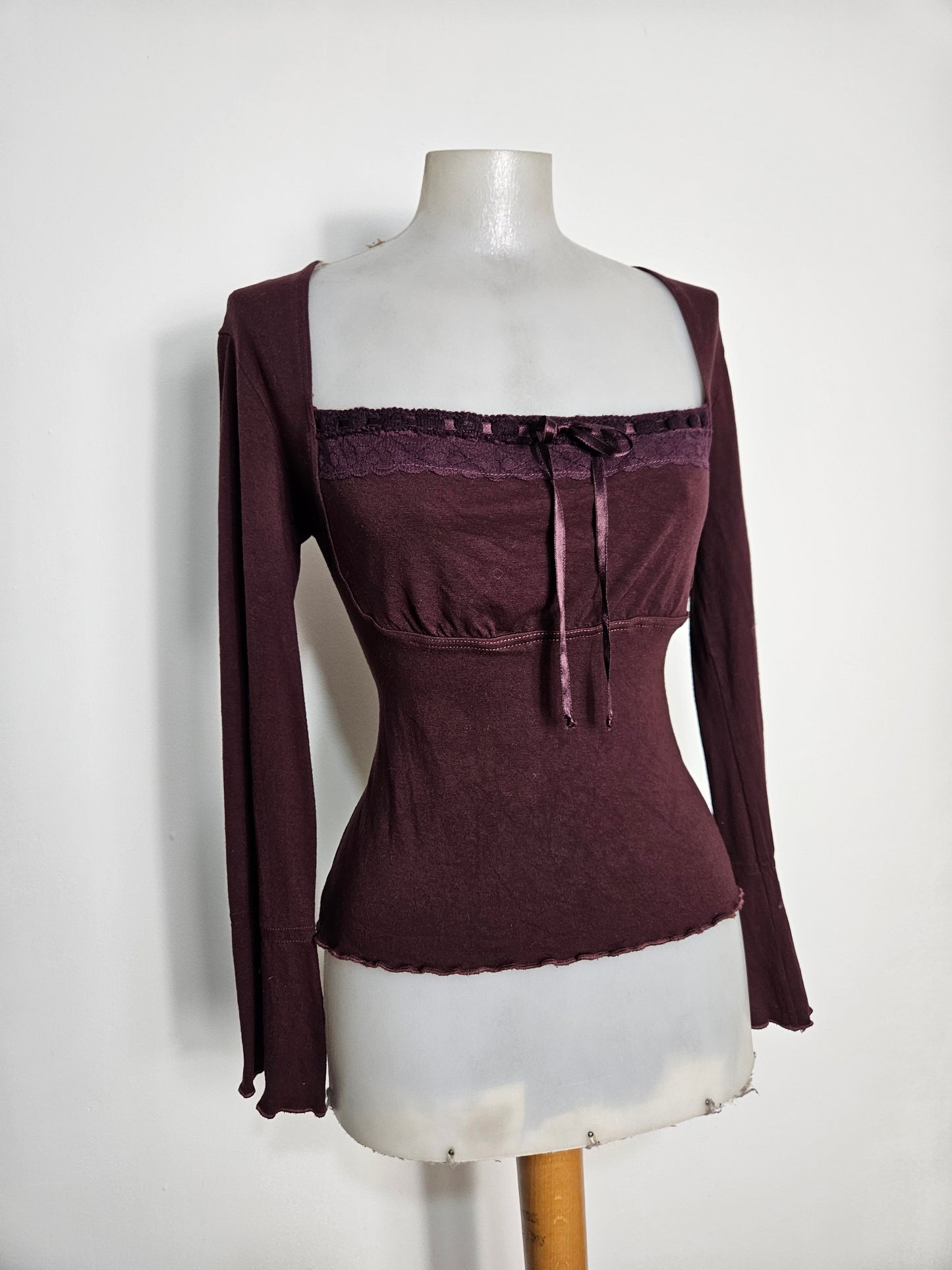 Haut bordeau détails satinés