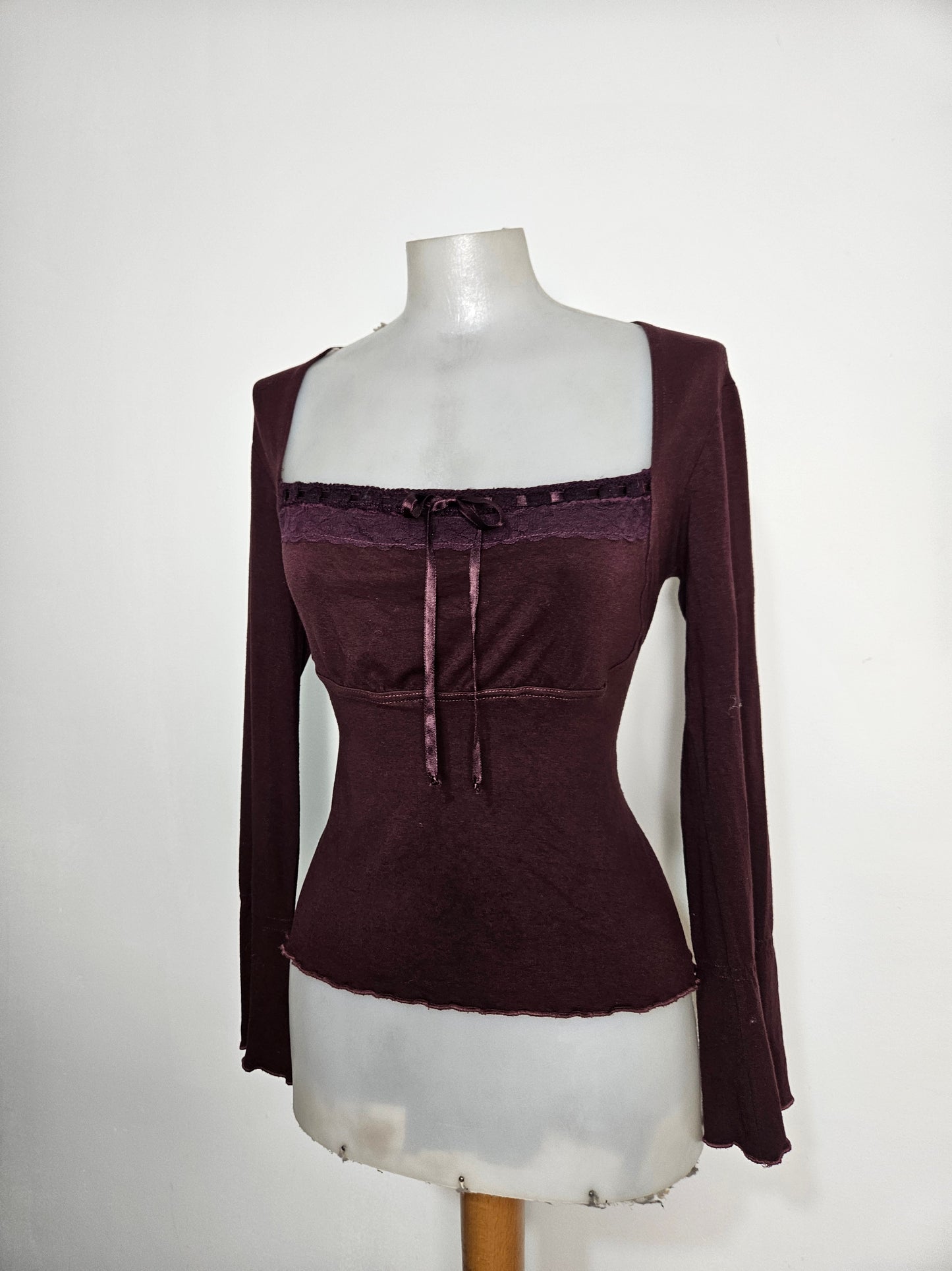 Haut bordeau détails satinés