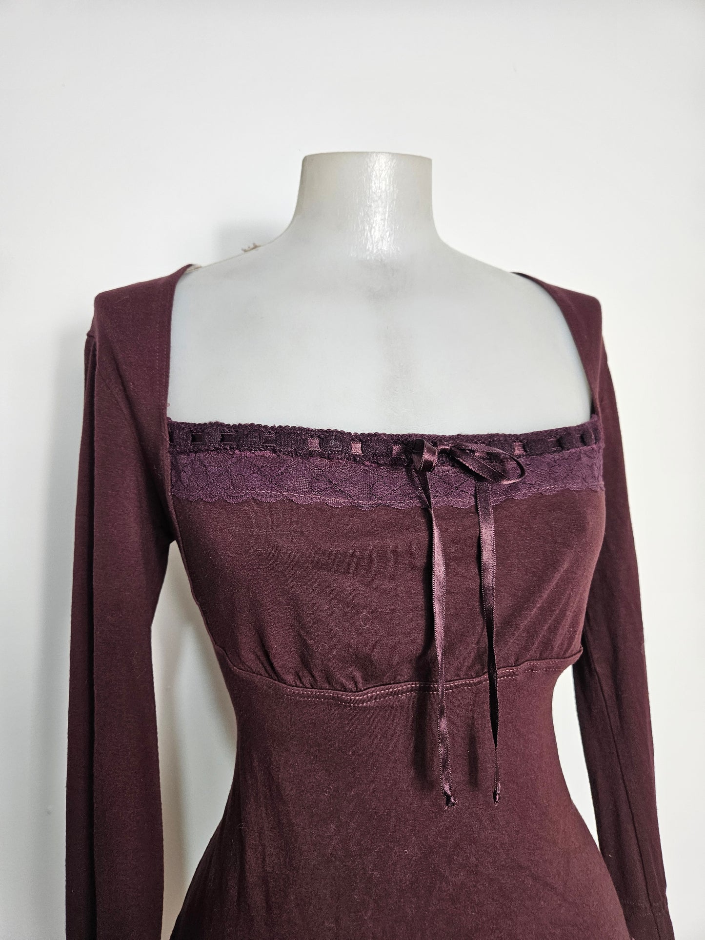 Haut bordeau détails satinés