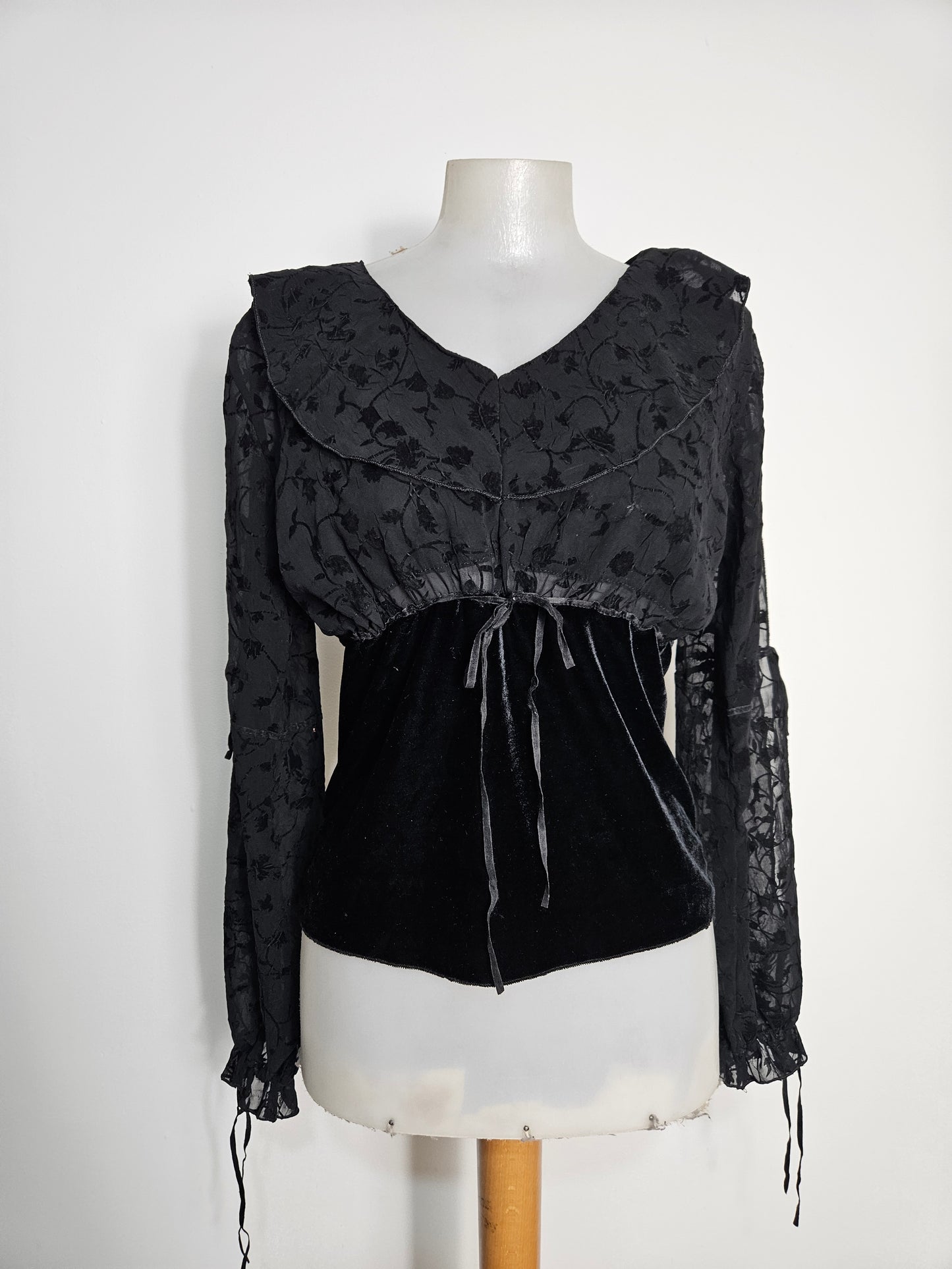 Haut noire en voile et velours