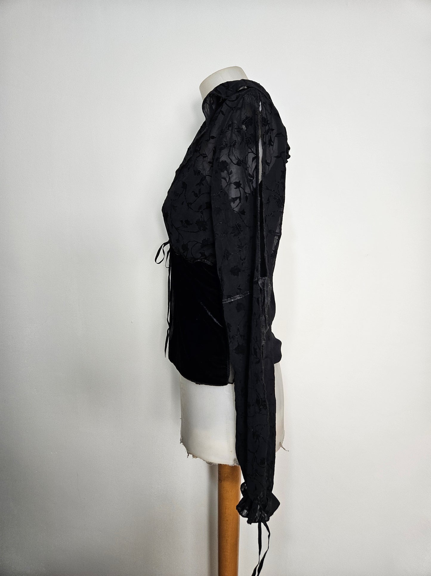 Haut noire en voile et velours