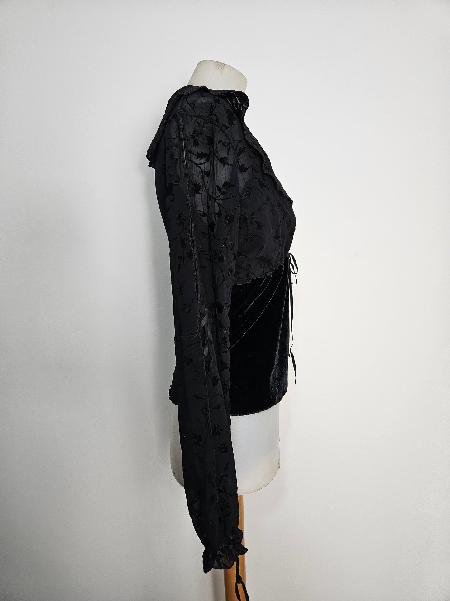 Haut noire en voile et velours