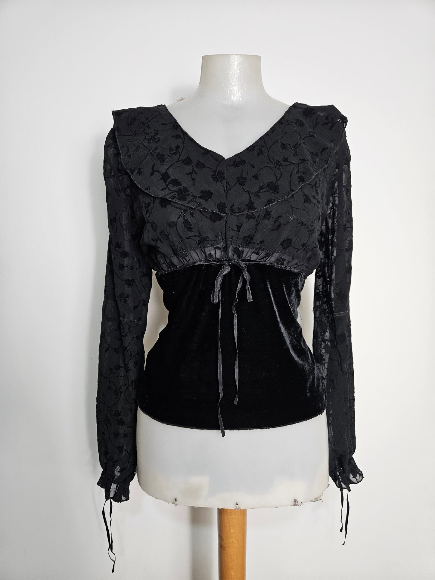 Haut noire en voile et velours