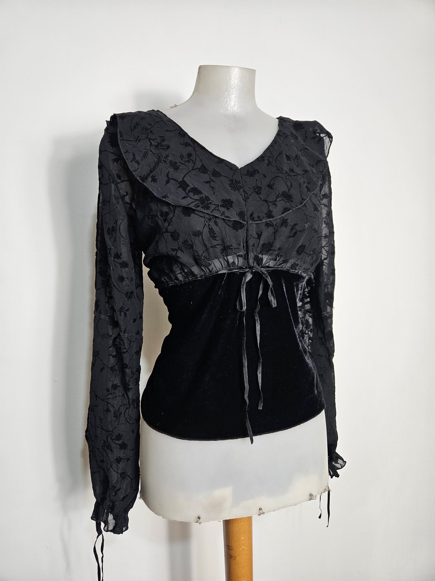 Haut noire en voile et velours