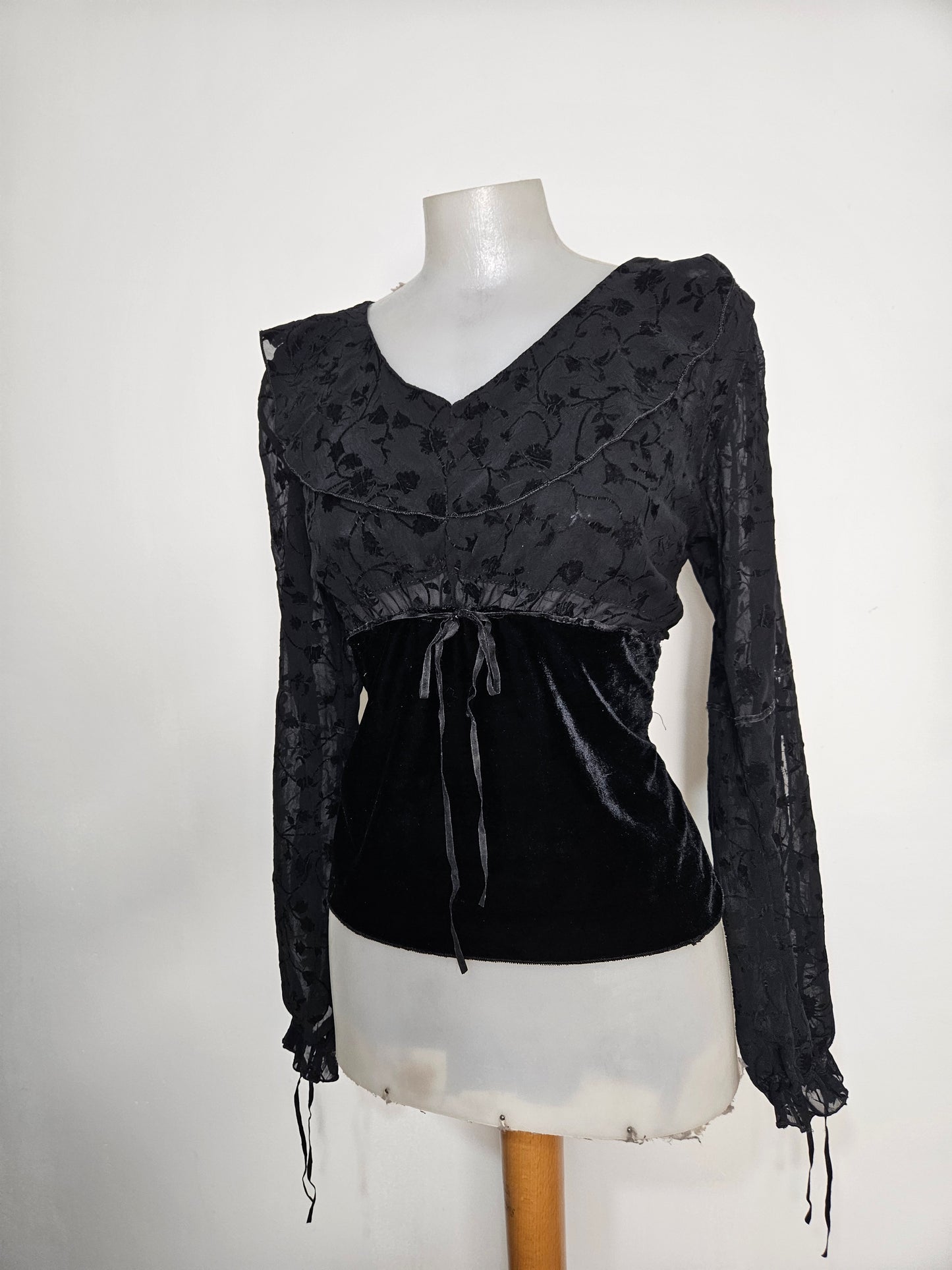 Haut noire en voile et velours