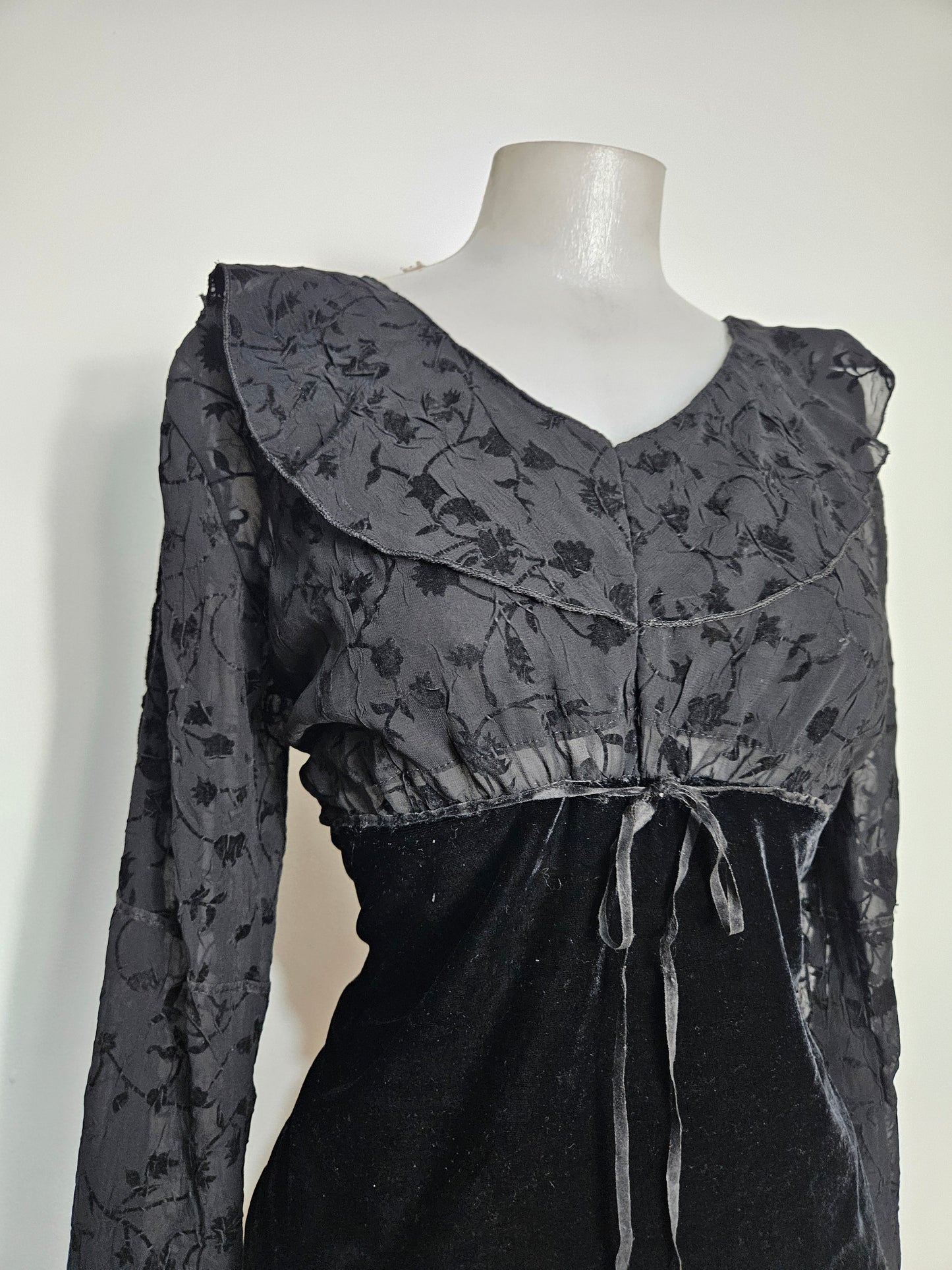 Haut noire en voile et velours