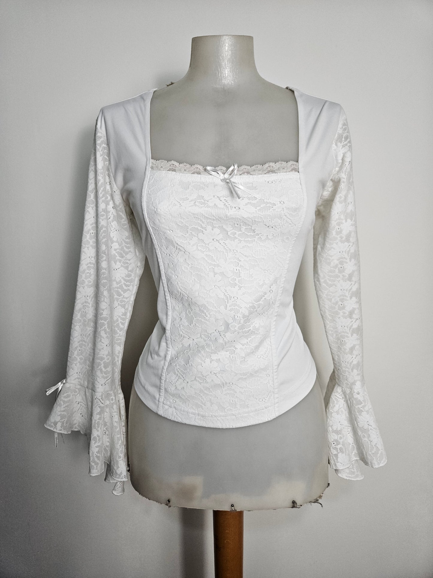 Haut blanc détails dentelle