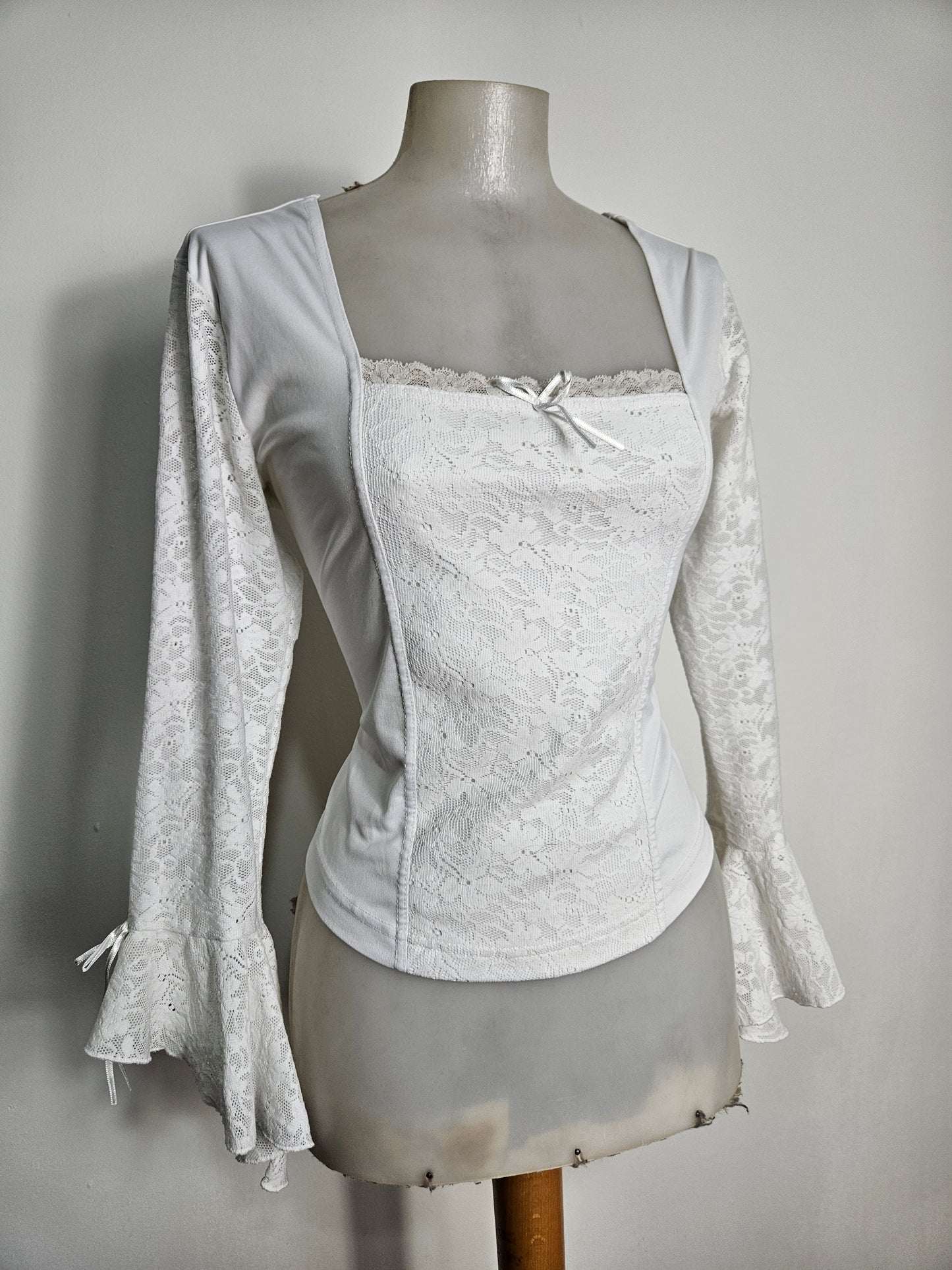 Haut blanc détails dentelle