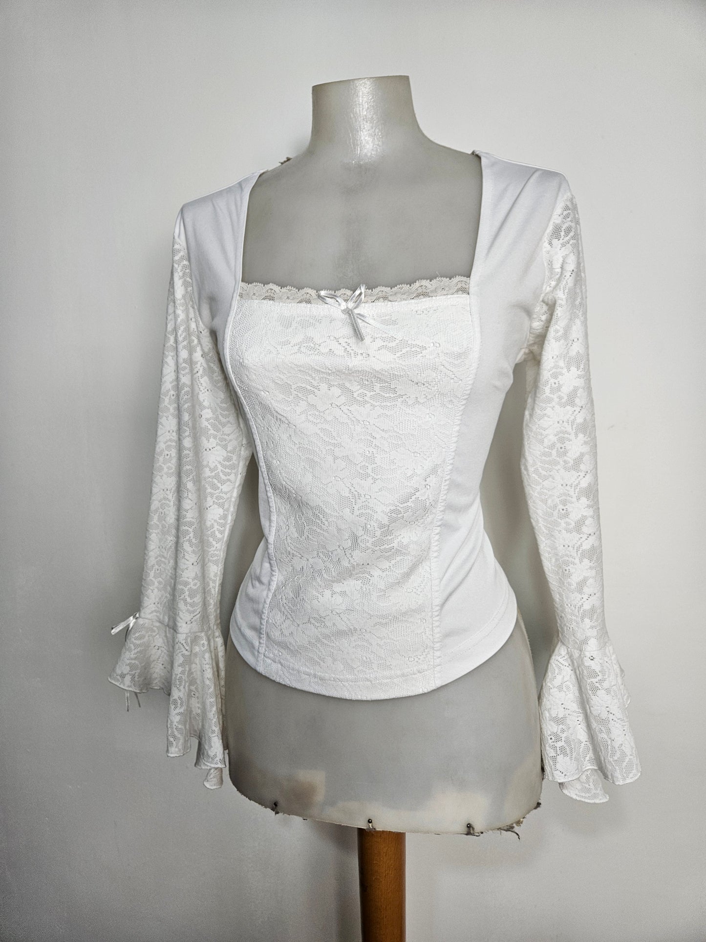 Haut blanc détails dentelle