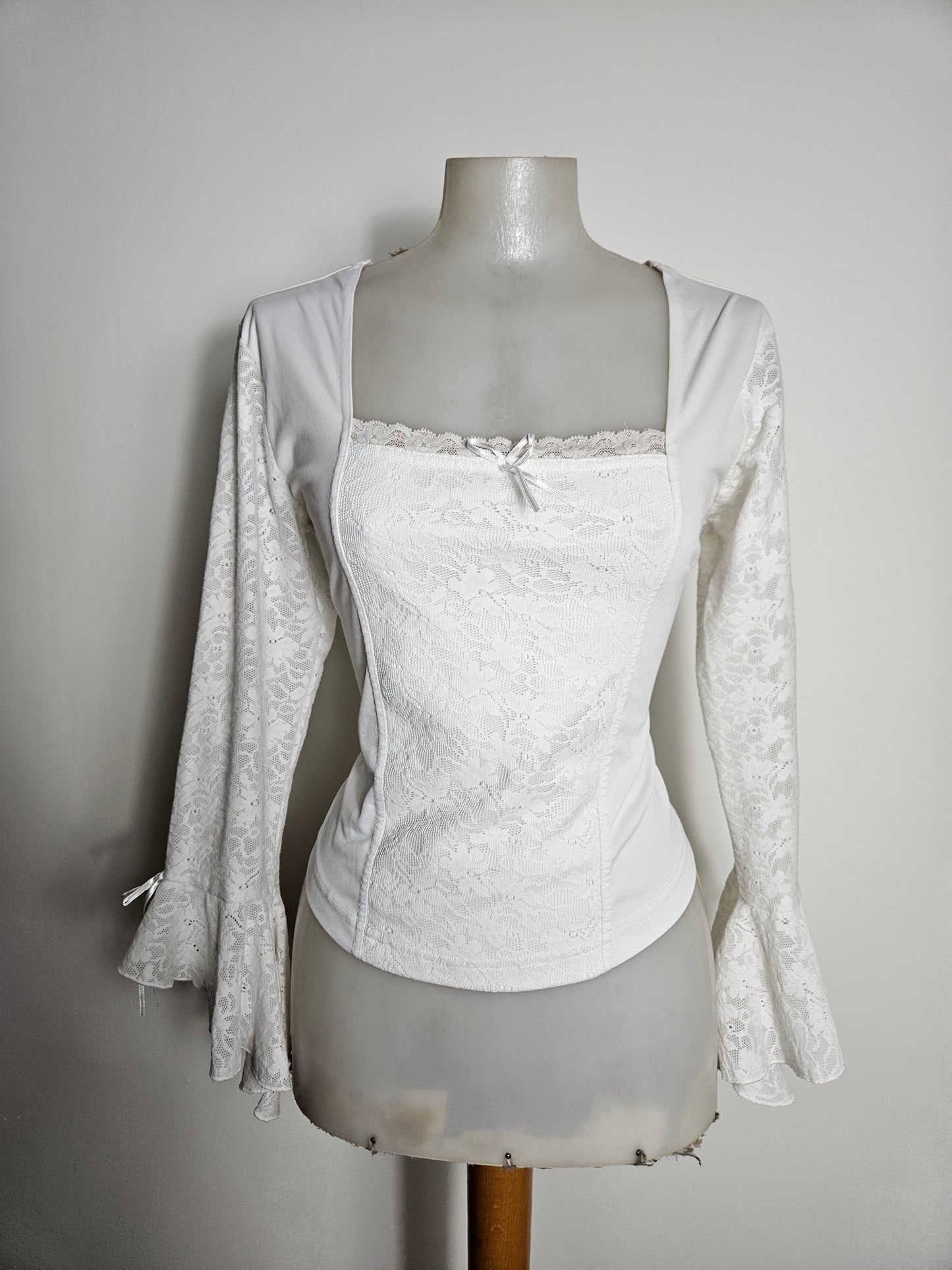 Haut blanc détails dentelle