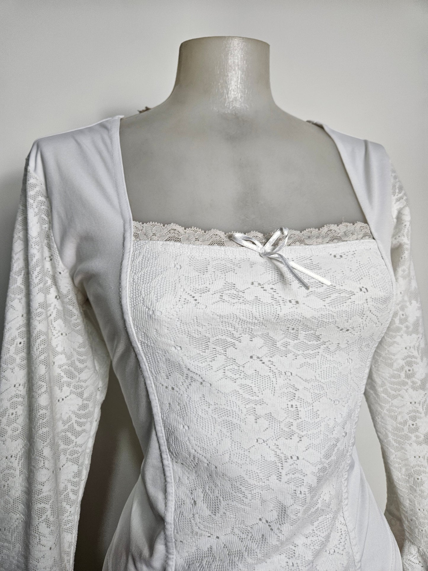 Haut blanc détails dentelle