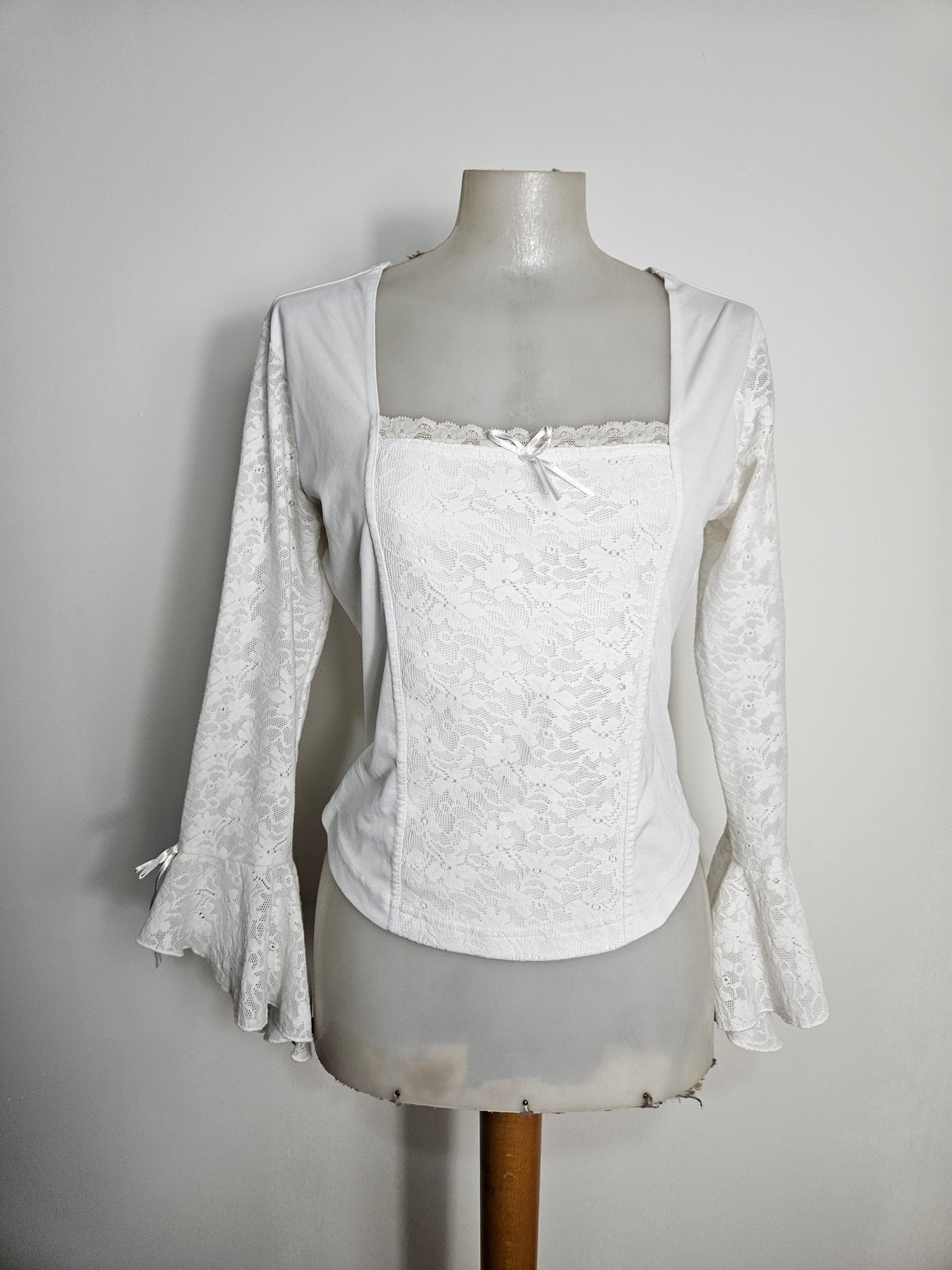 Haut blanc détails dentelle
