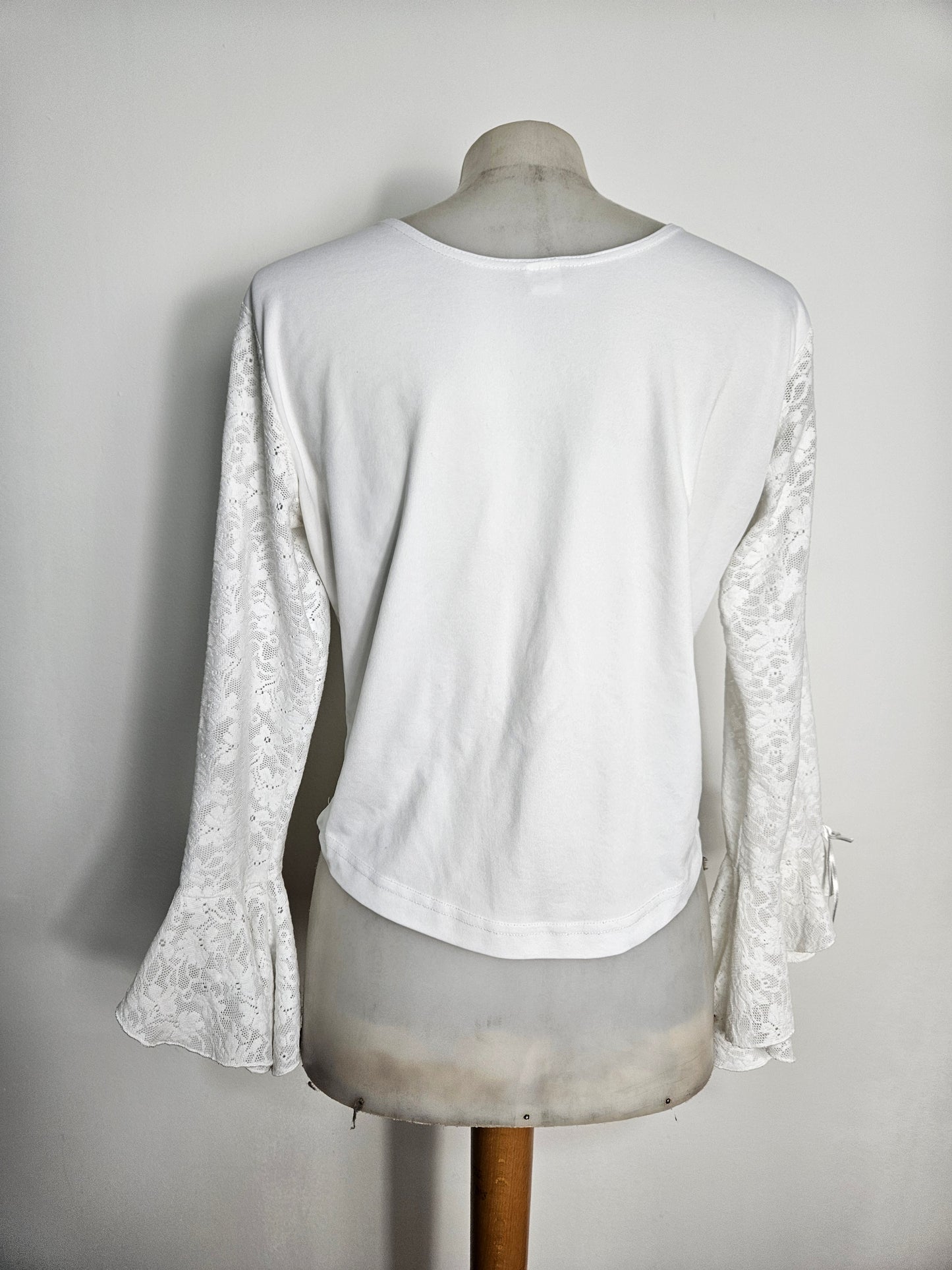 Haut blanc détails dentelle