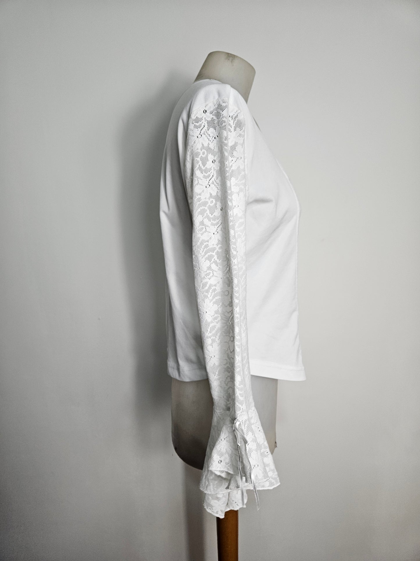 Haut blanc détails dentelle