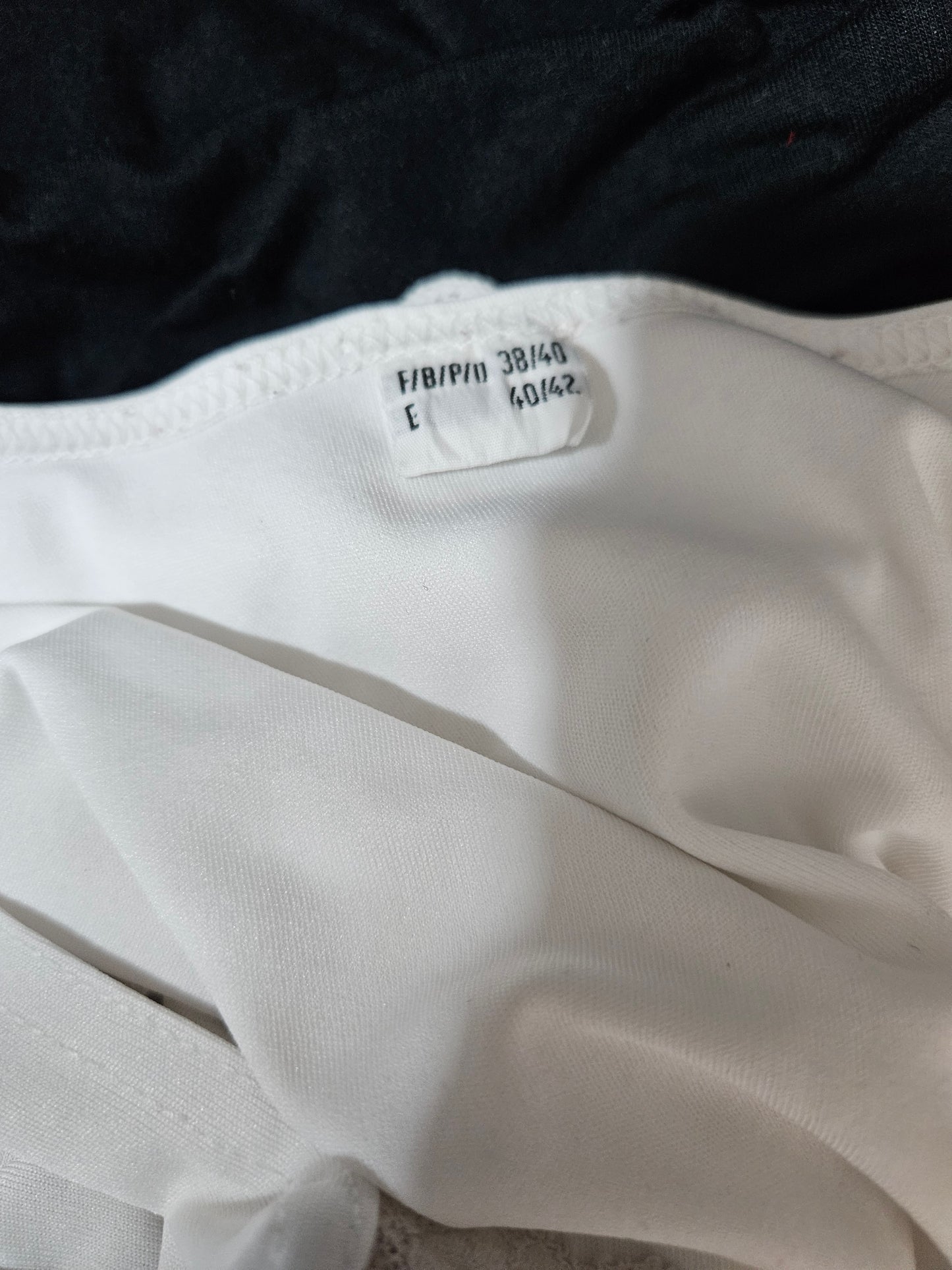 Haut blanc détails dentelle