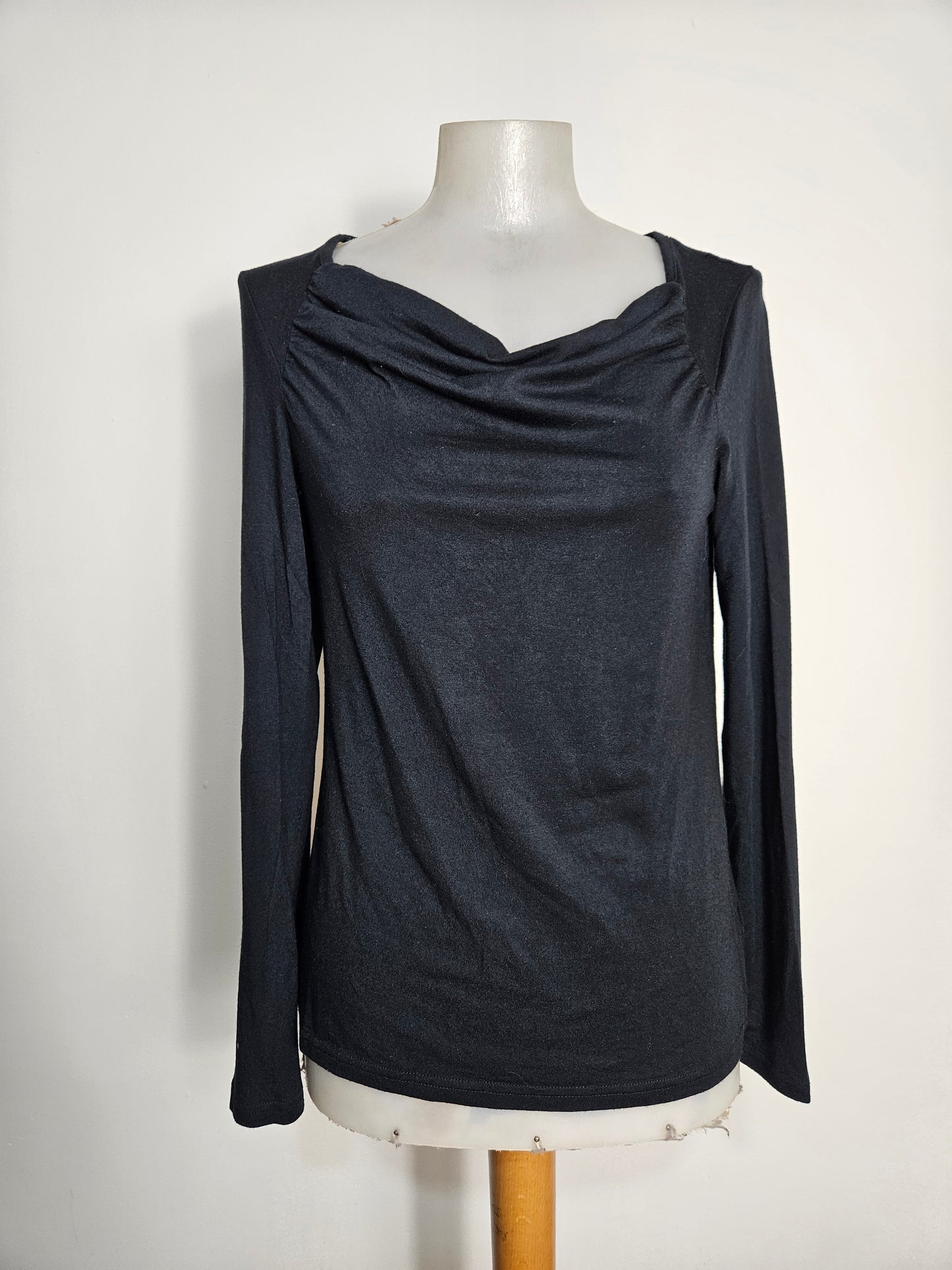 Haut noir col bénitier