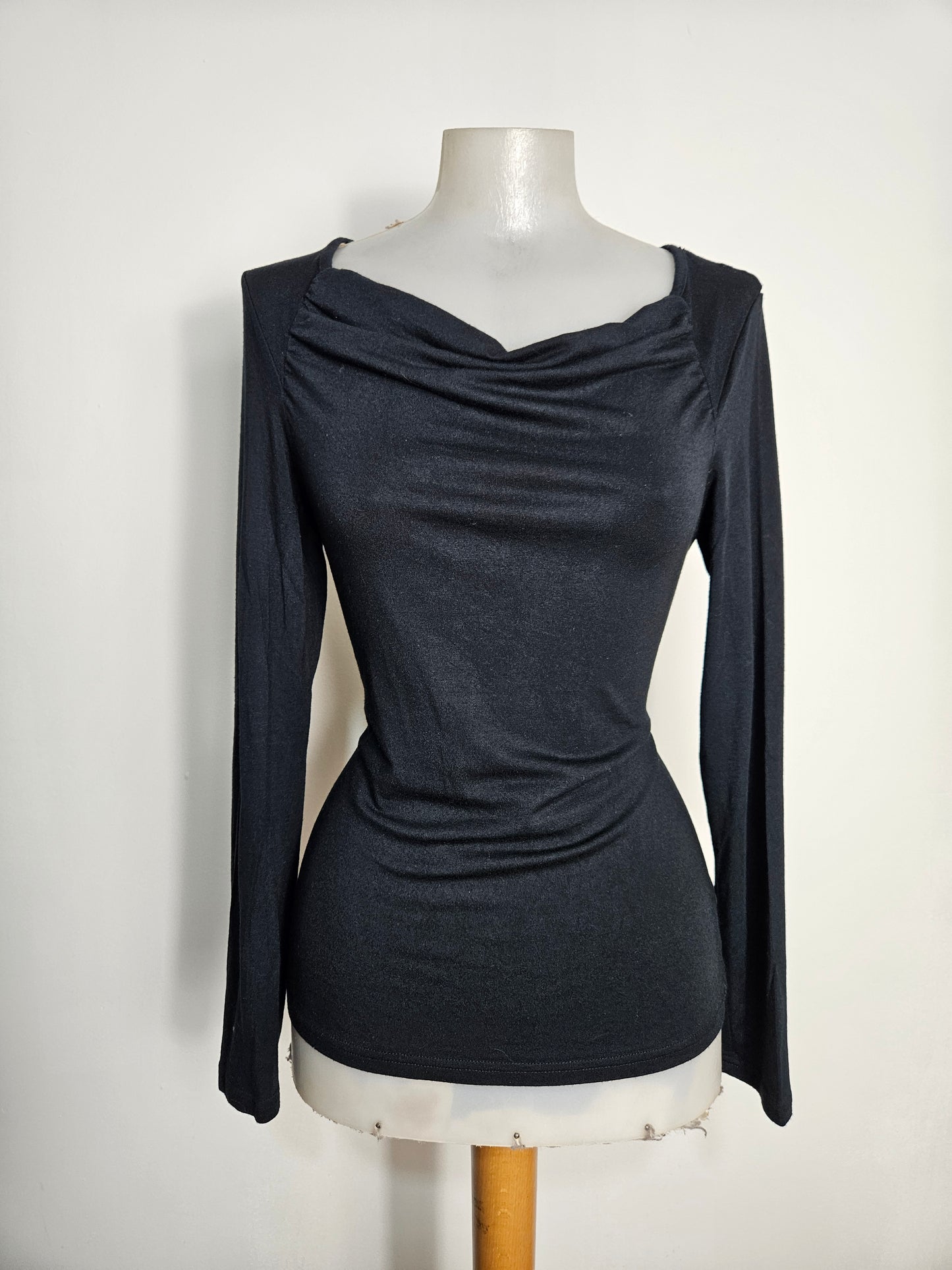 Haut noir col bénitier