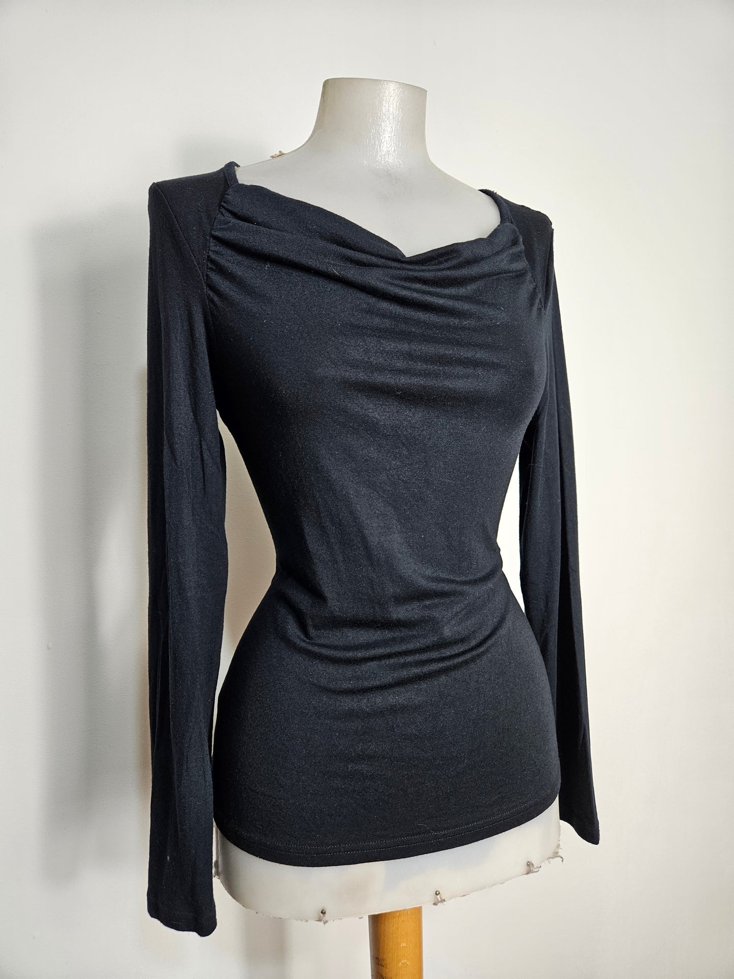 Haut noir col bénitier