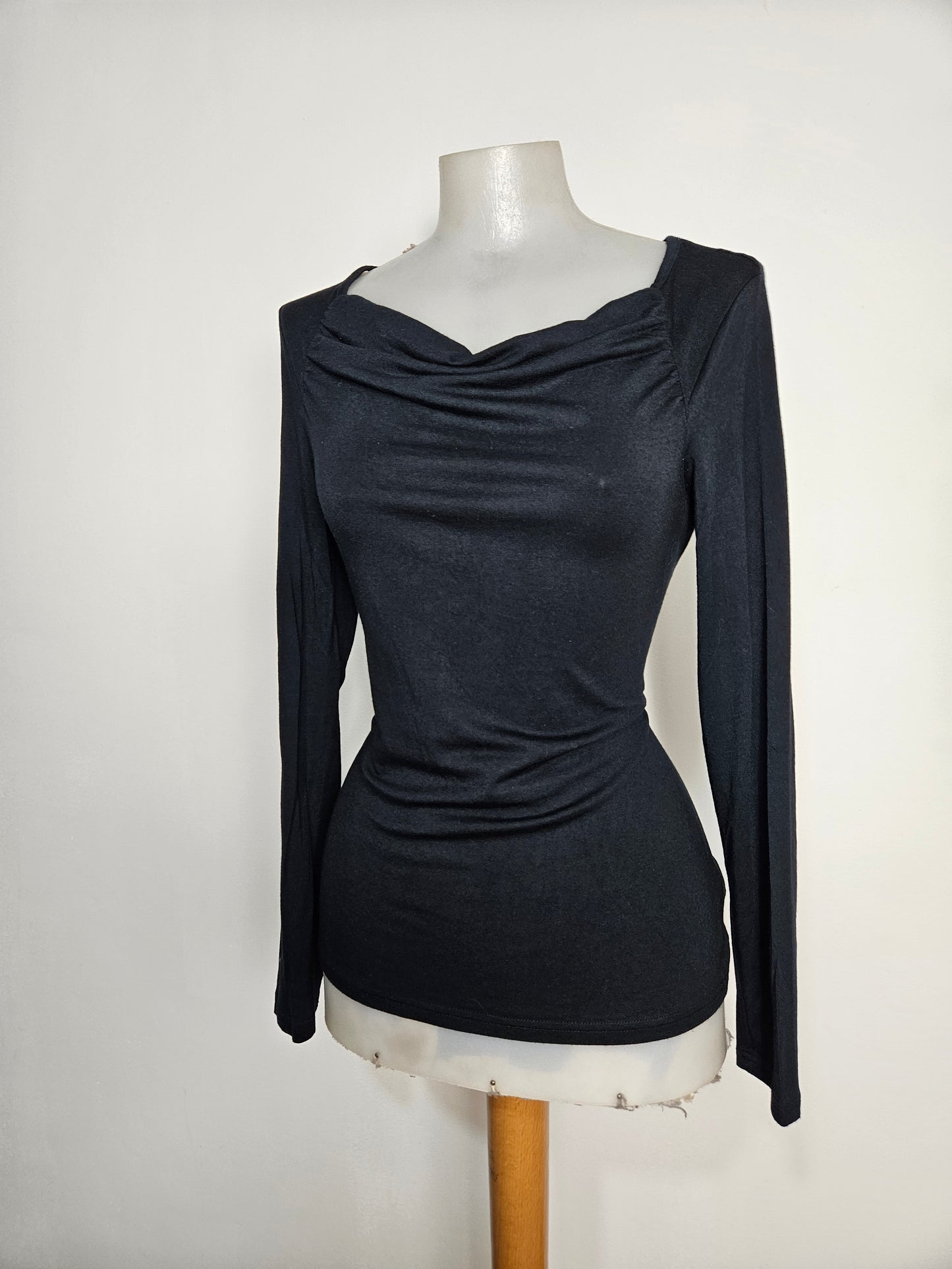 Haut noir col bénitier