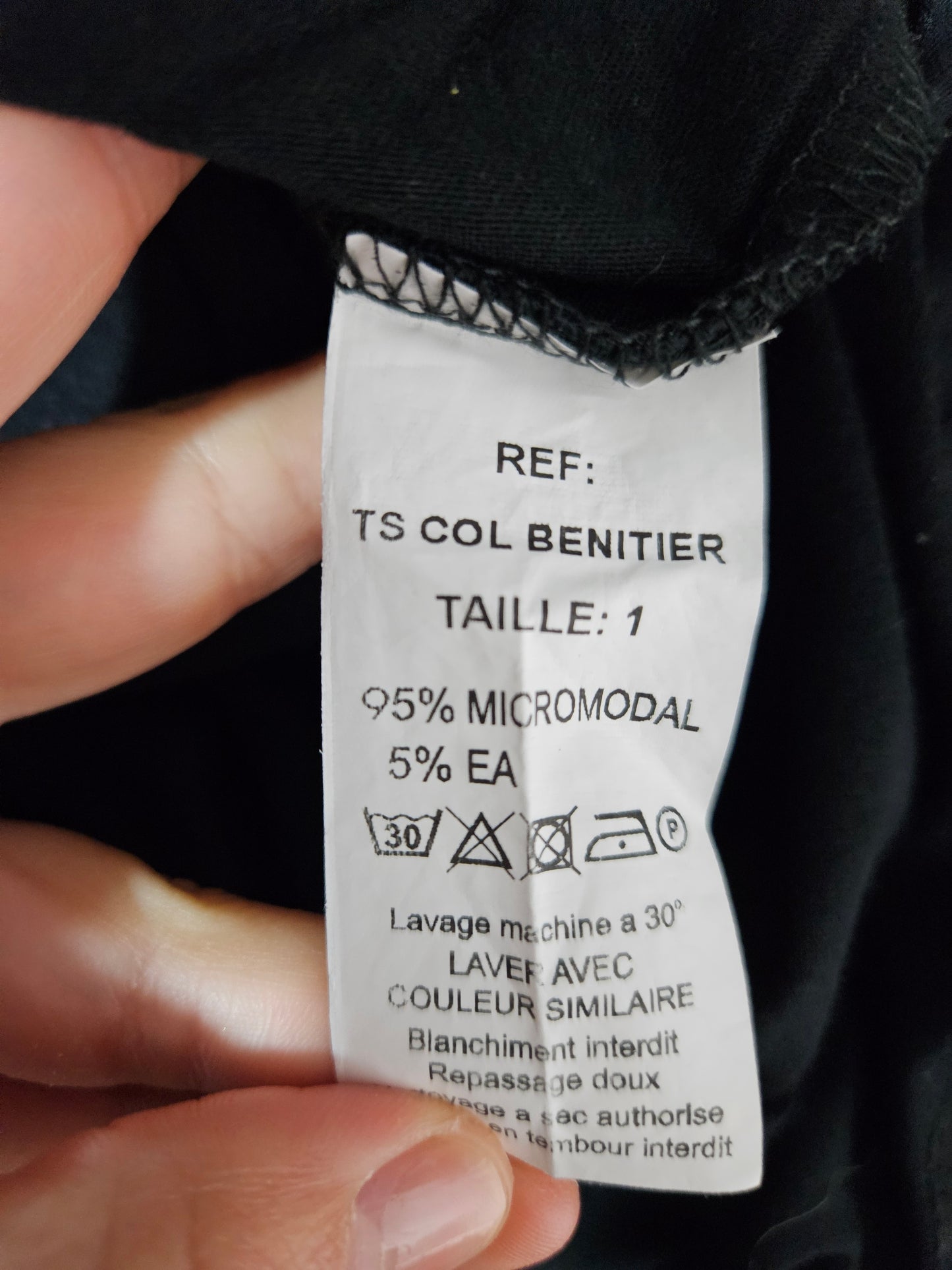 Haut noir col bénitier