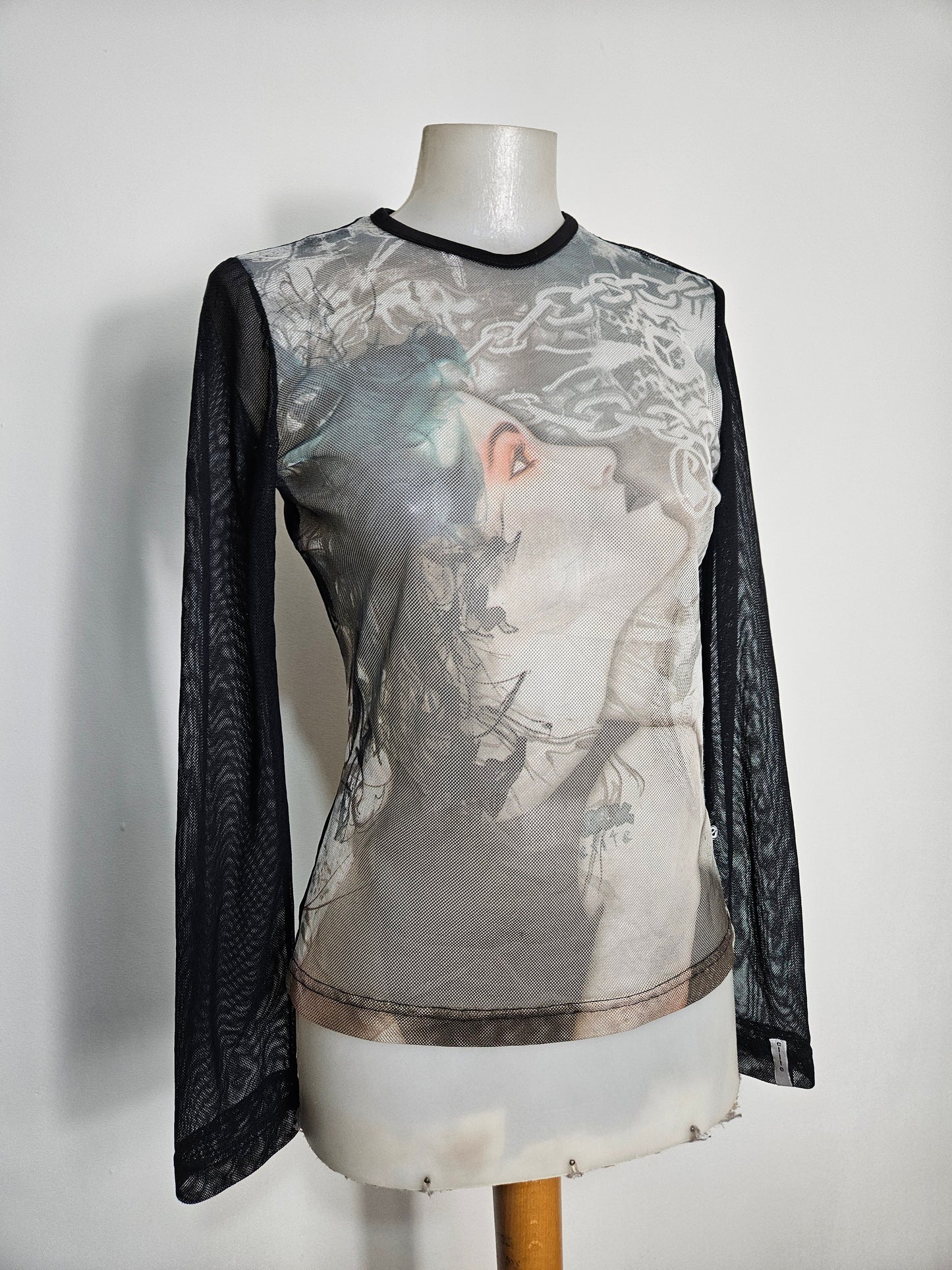 Haut en voile et résille fine