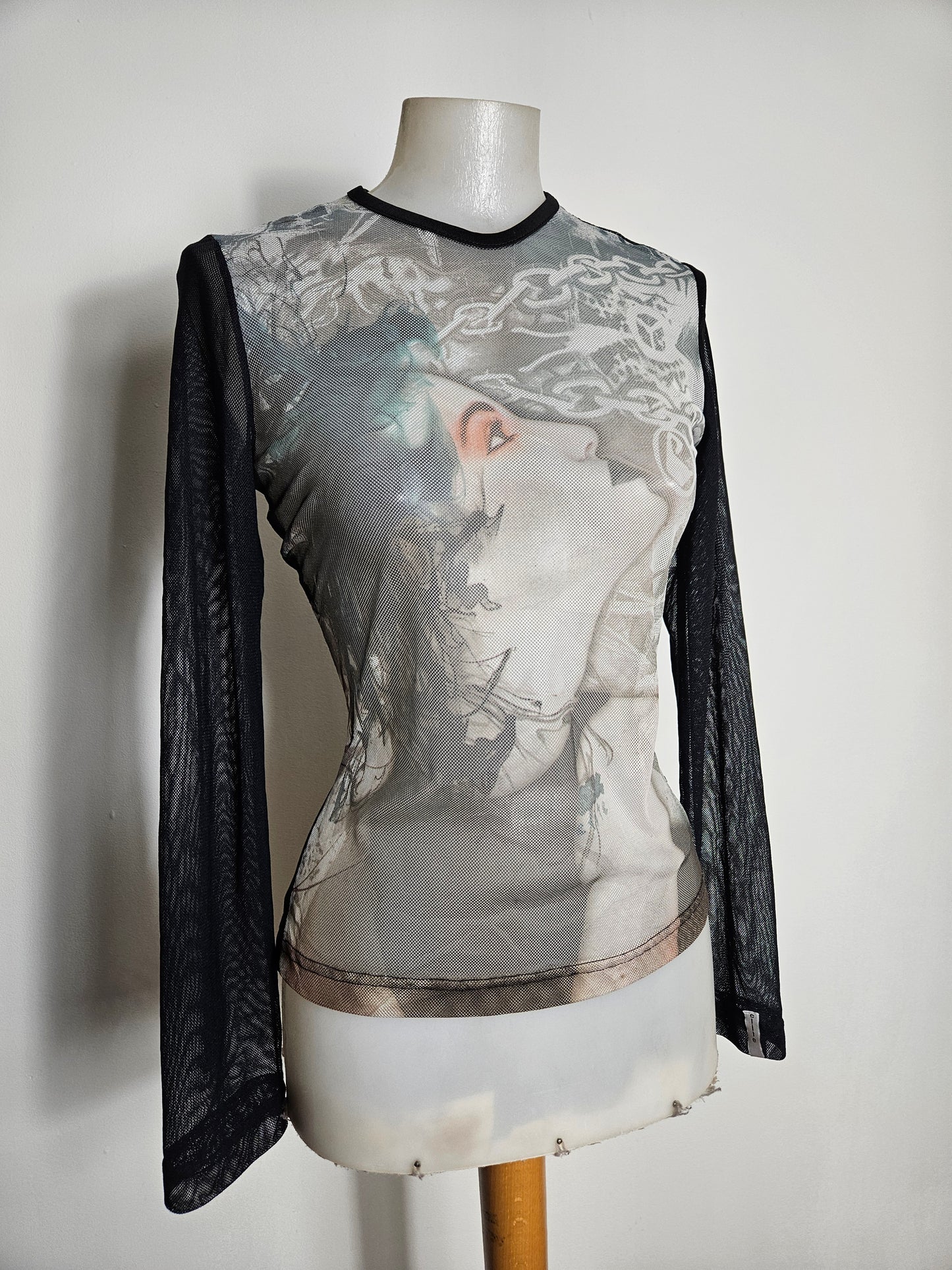 Haut en voile et résille fine