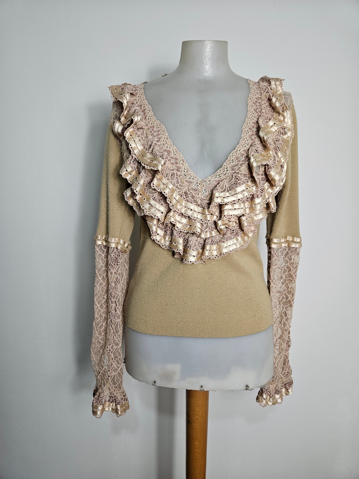 Pull léger à volants en dentelle