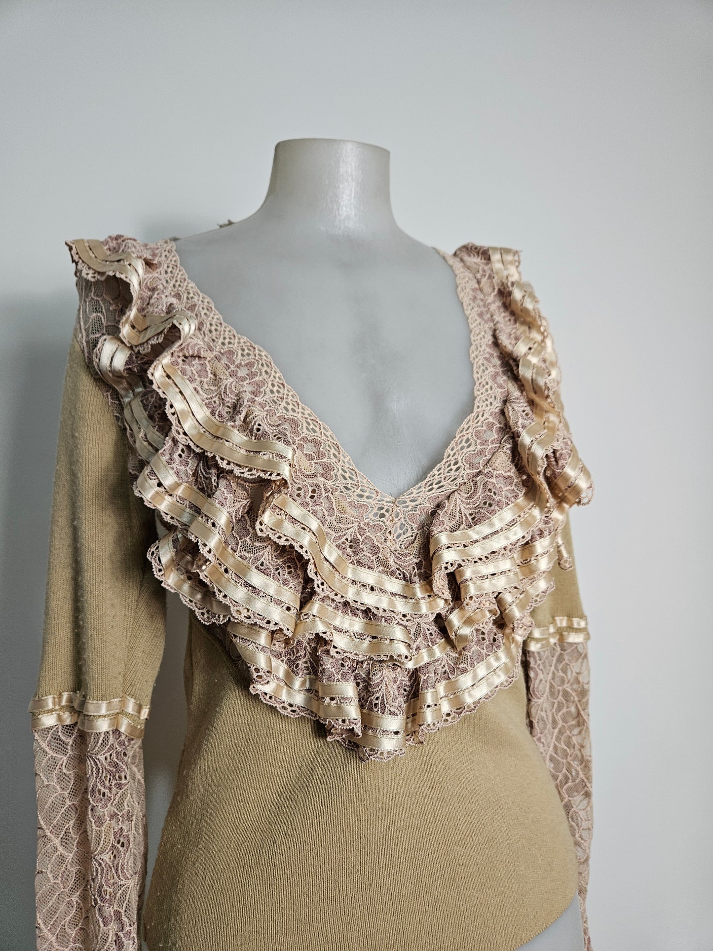 Pull léger à volants en dentelle