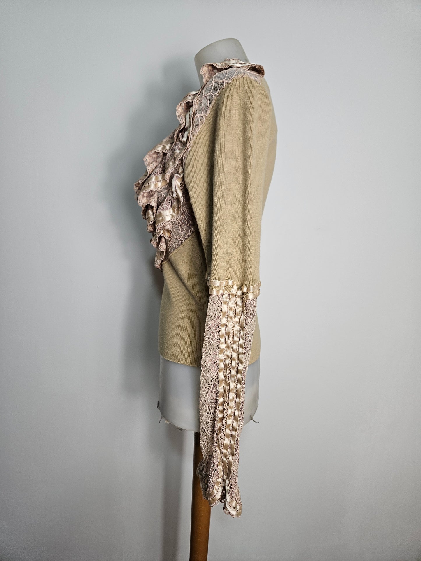 Pull léger à volants en dentelle