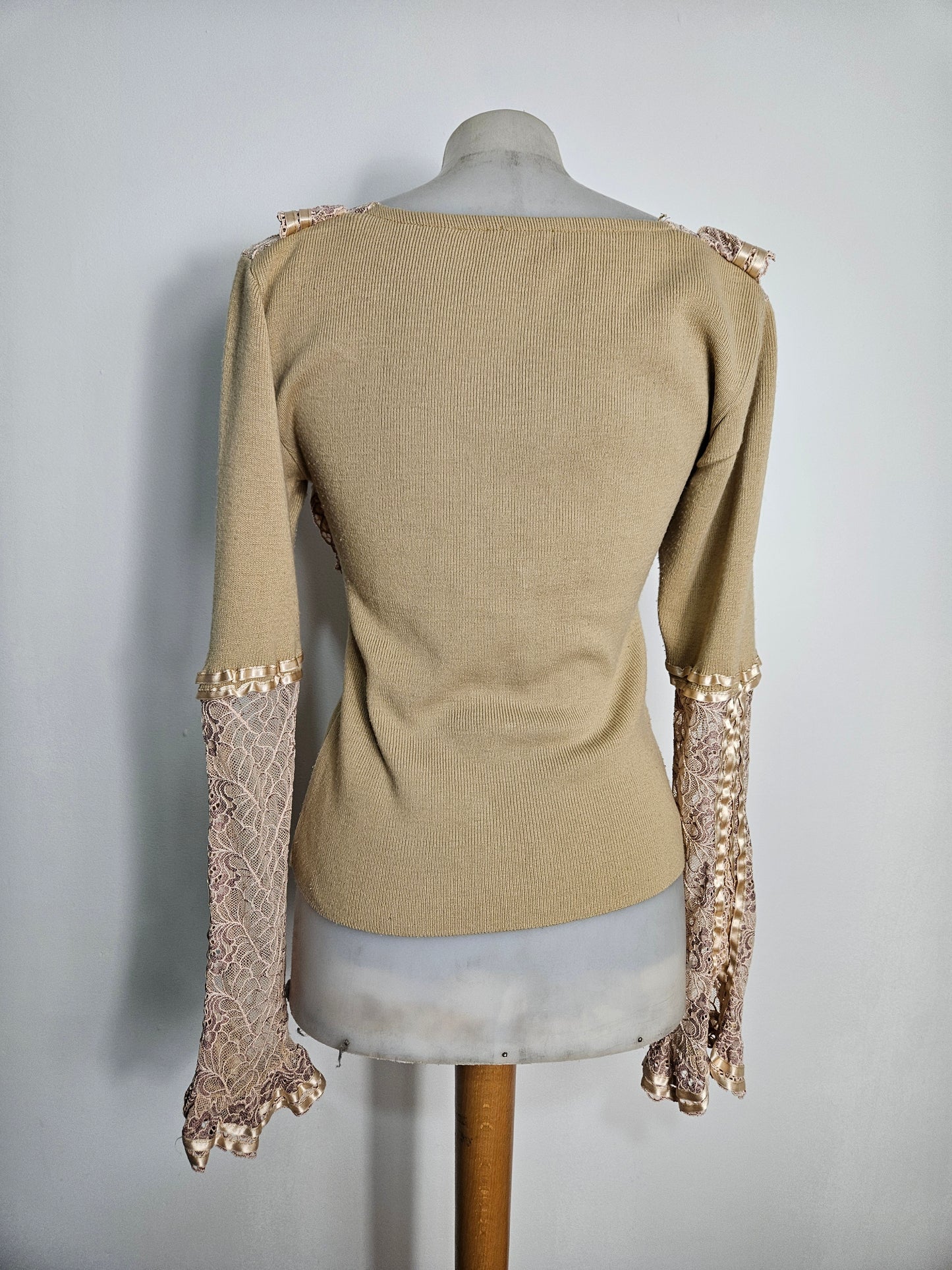 Pull léger à volants en dentelle