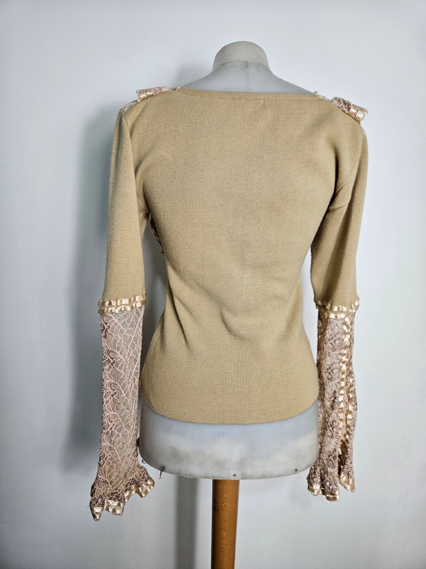 Pull léger à volants en dentelle