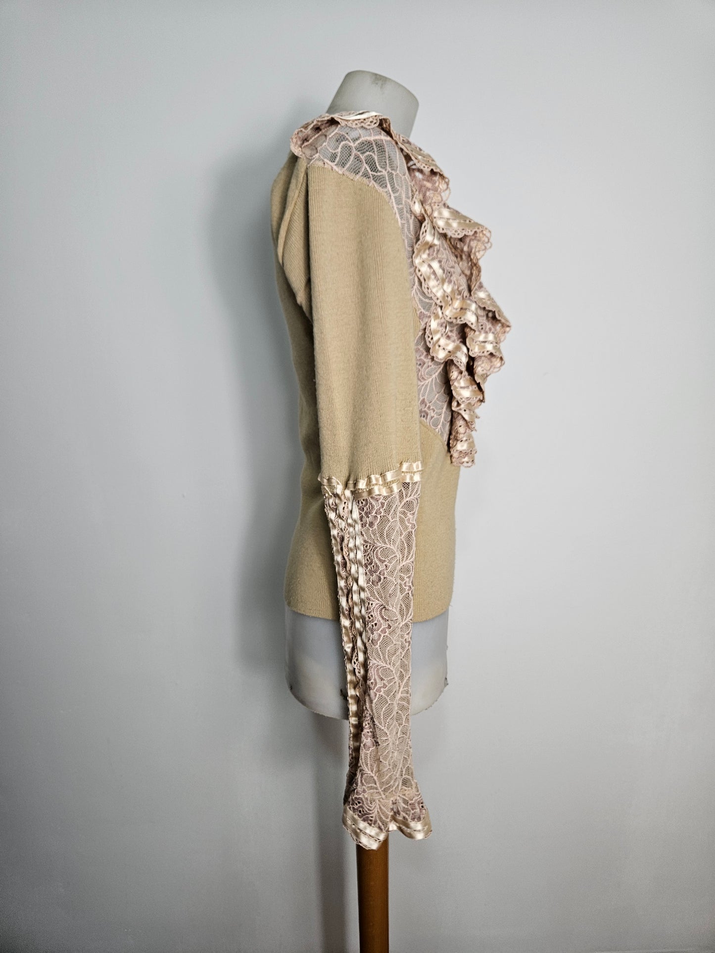 Pull léger à volants en dentelle