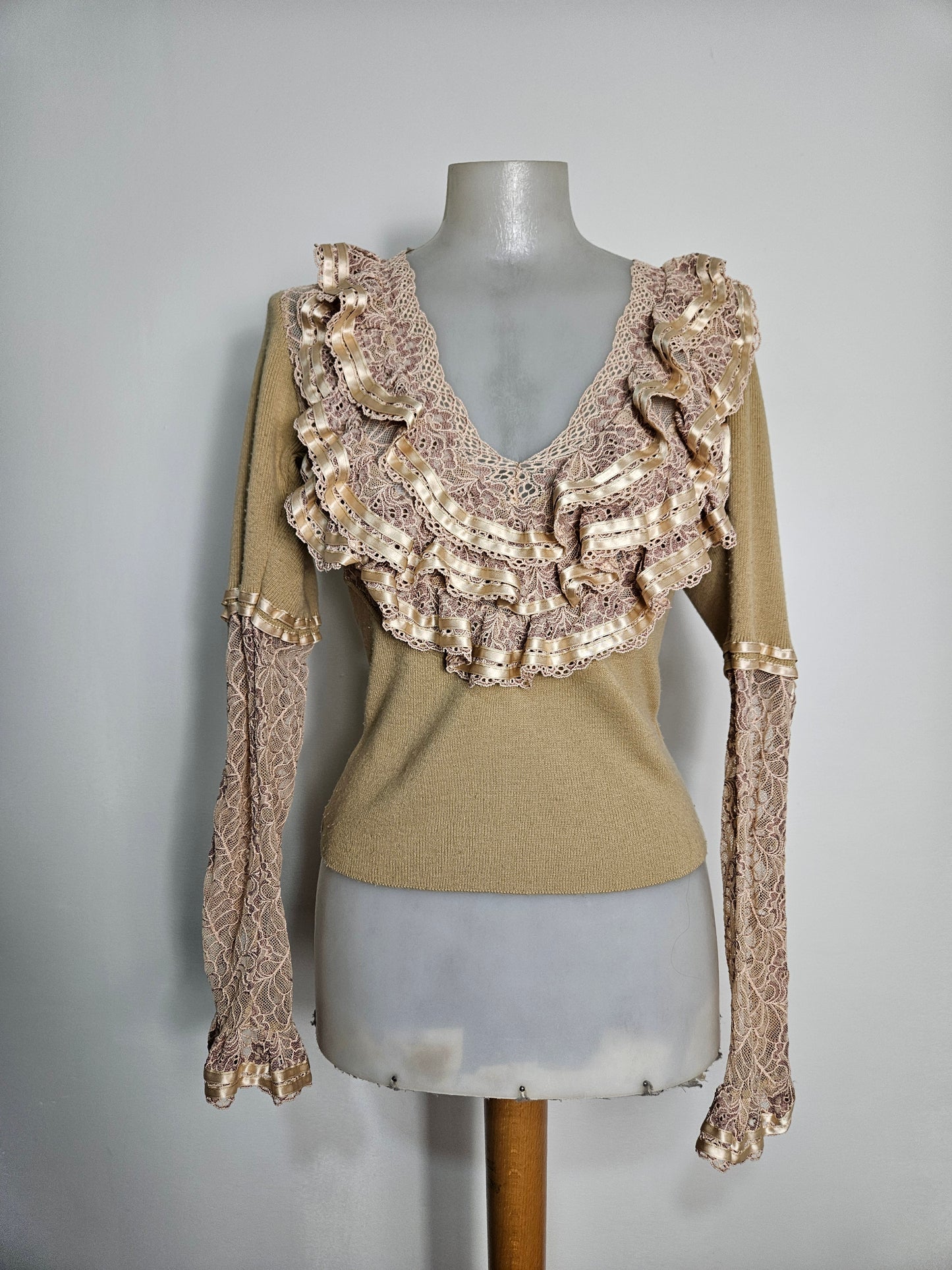 Pull léger à volants en dentelle