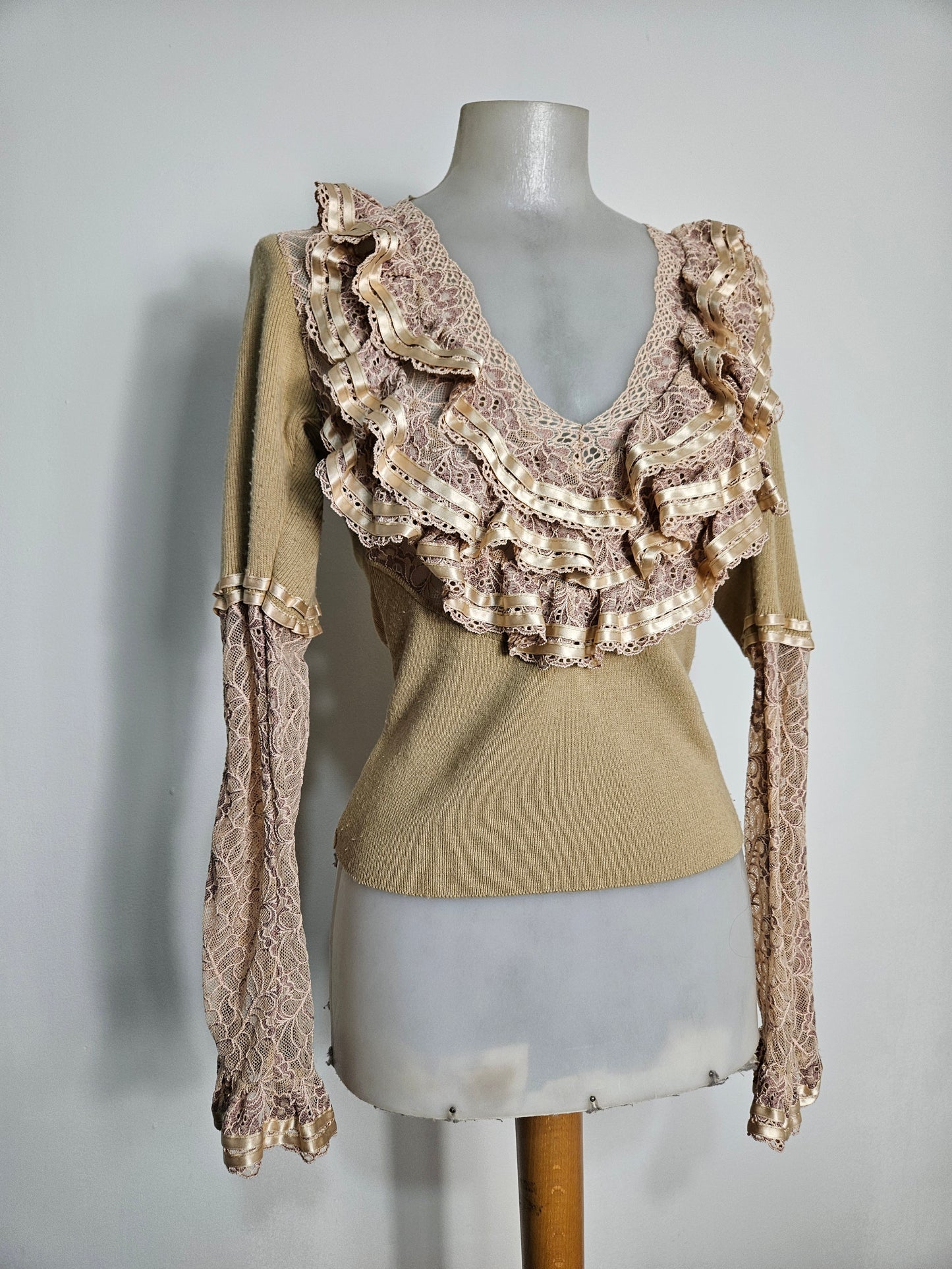 Pull léger à volants en dentelle