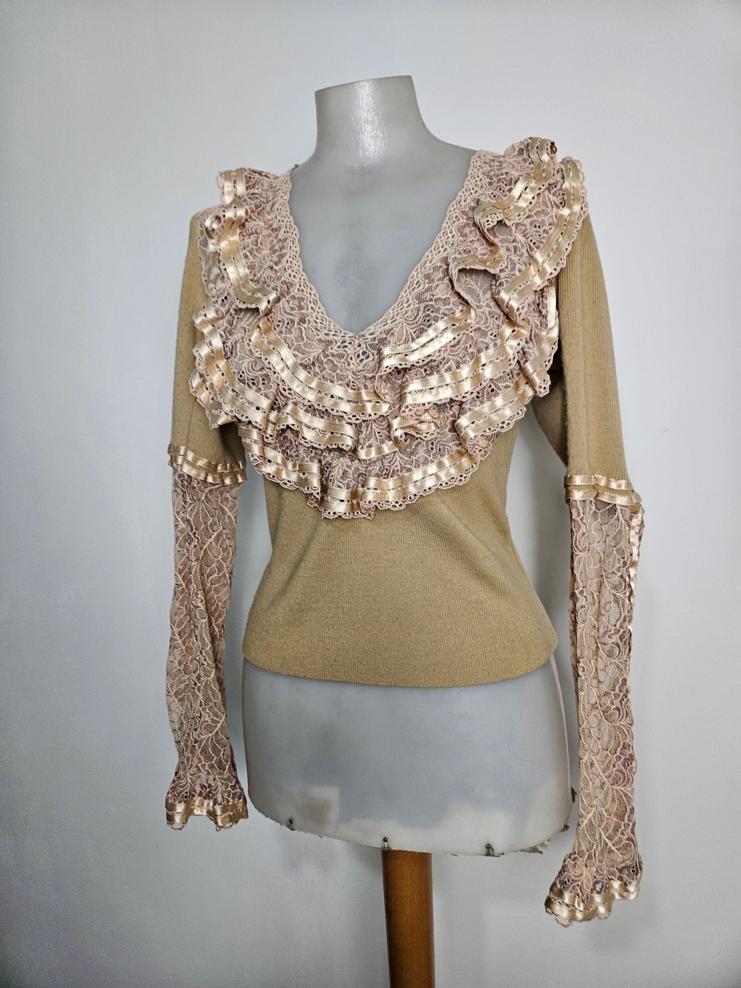 Pull léger à volants en dentelle