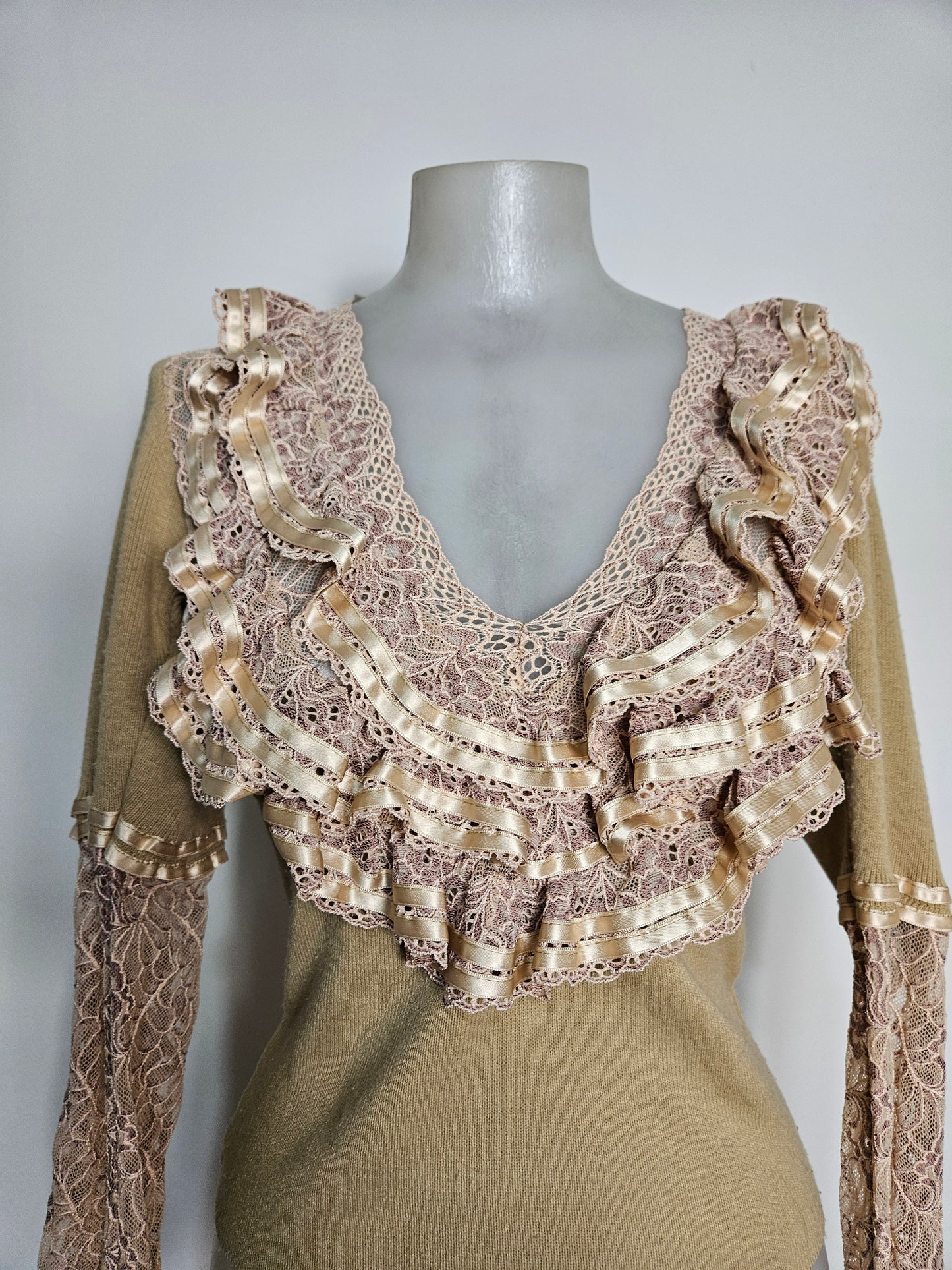 Pull léger à volants en dentelle