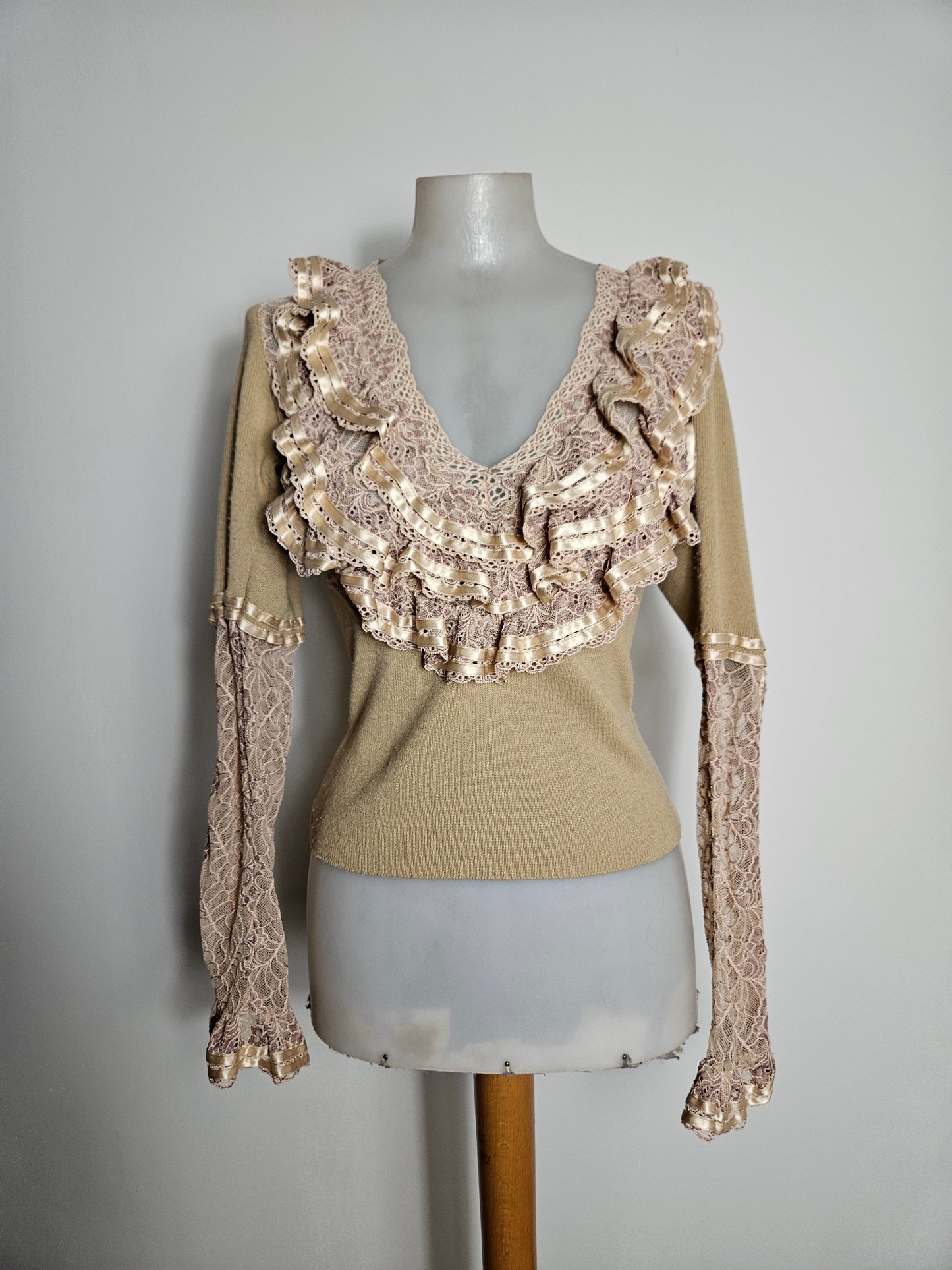 Pull léger à volants en dentelle