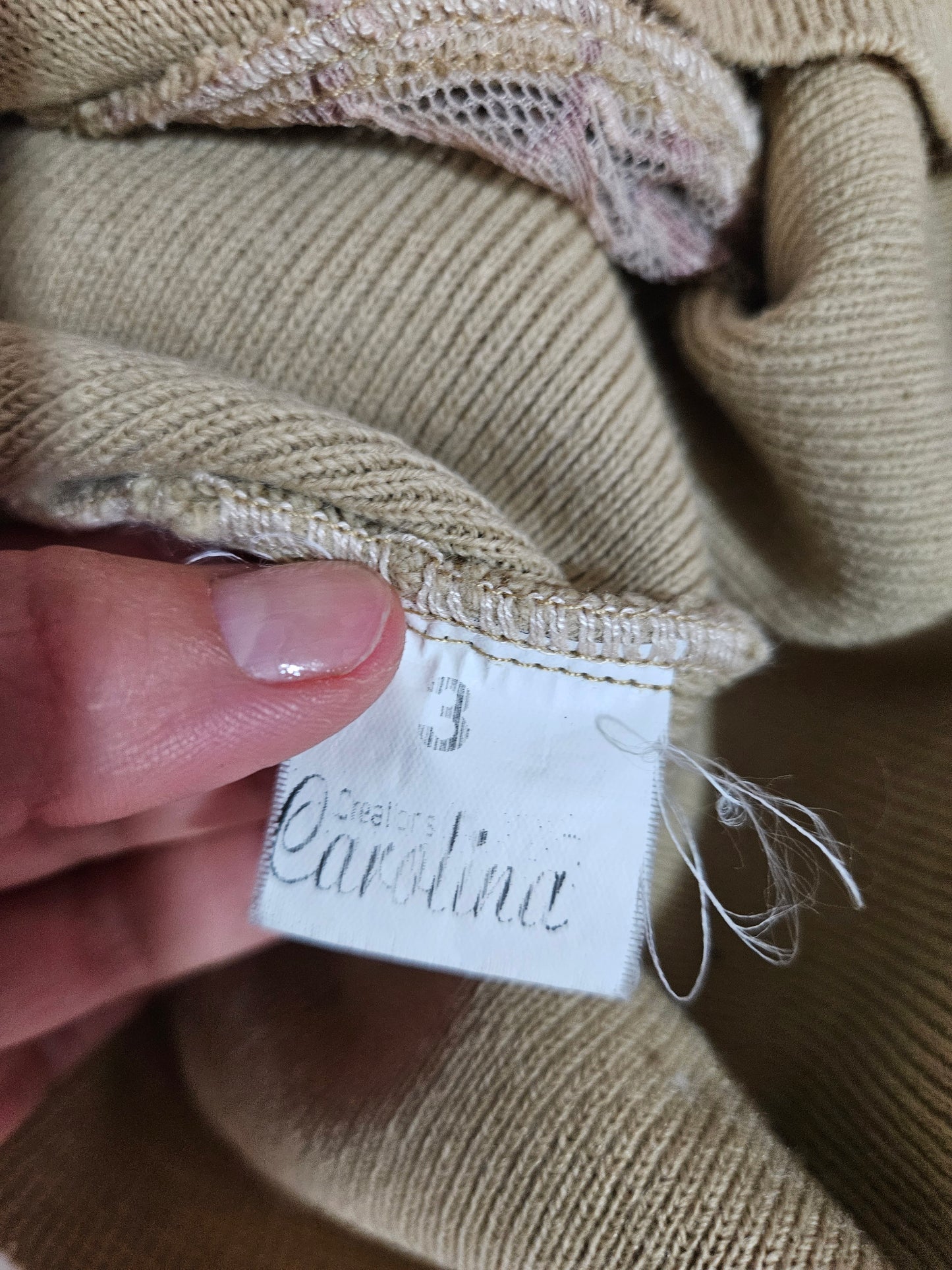 Pull léger à volants en dentelle