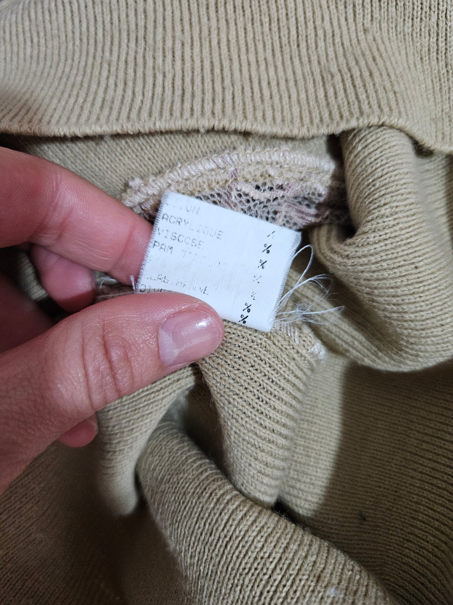 Pull léger à volants en dentelle