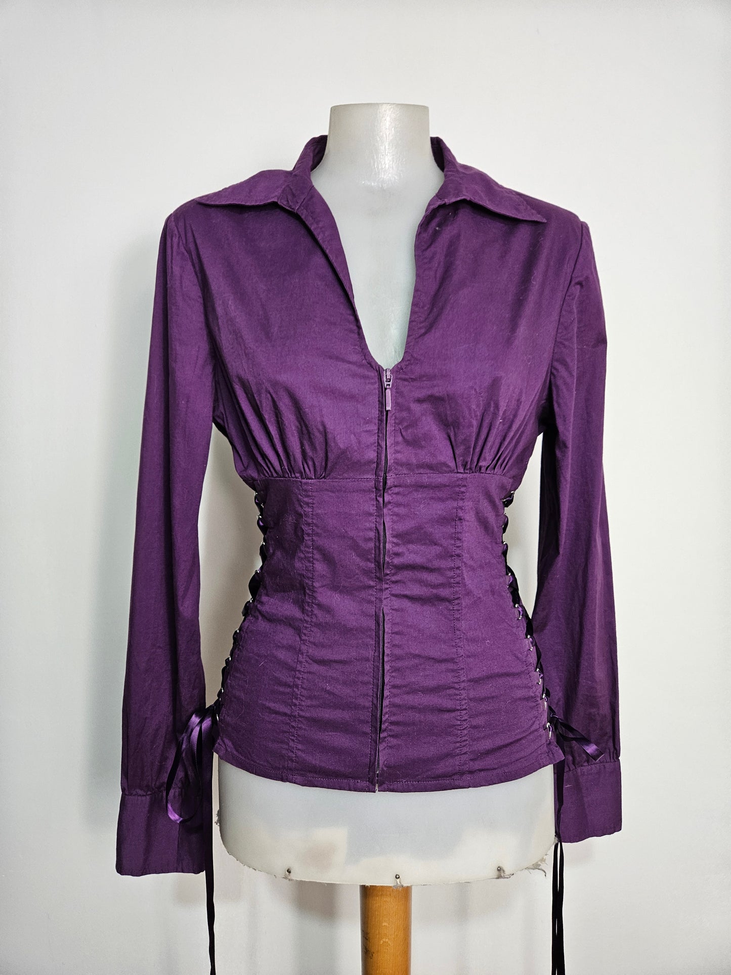 Chemise violette à laçage
