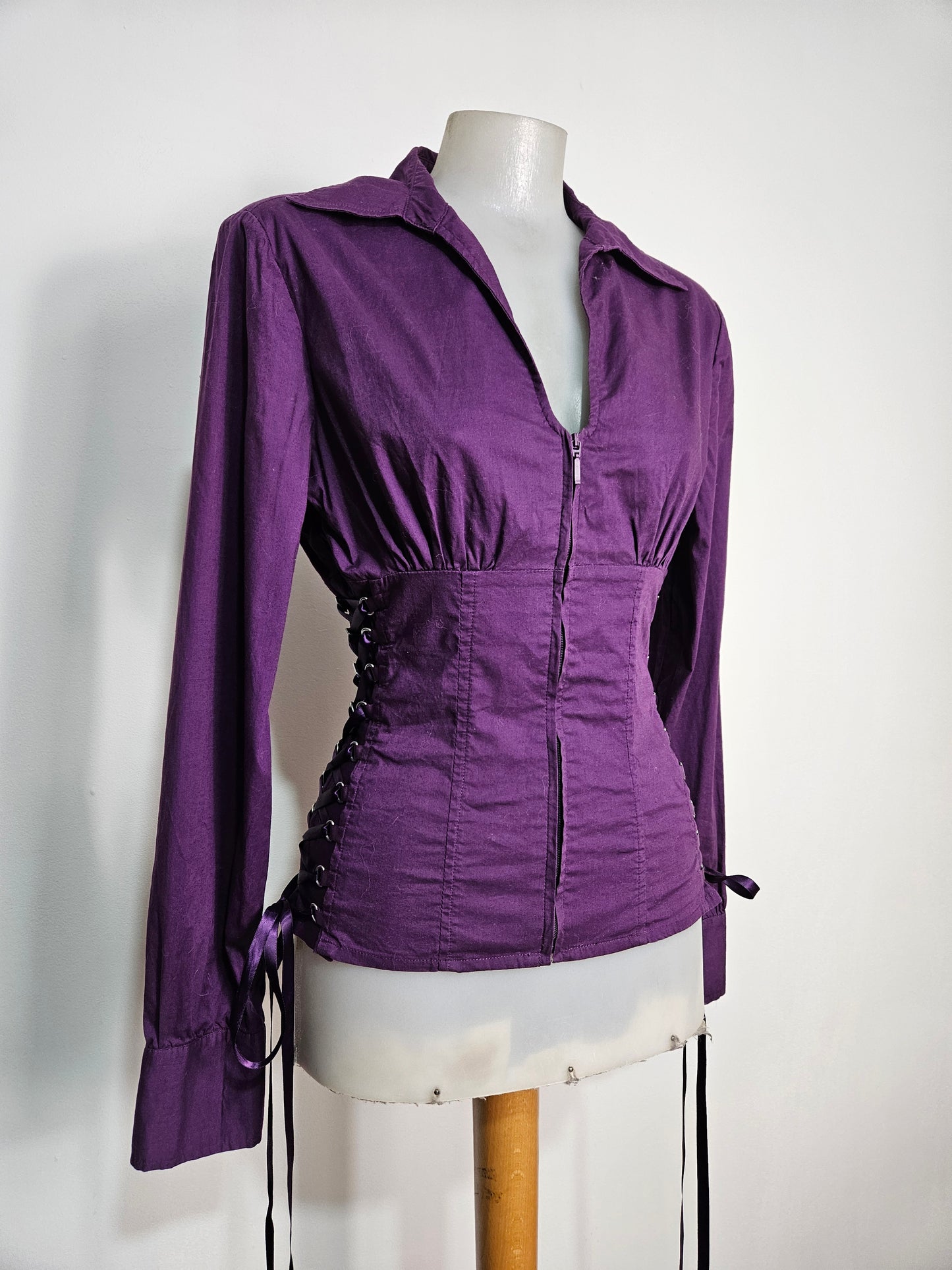 Chemise violette à laçage