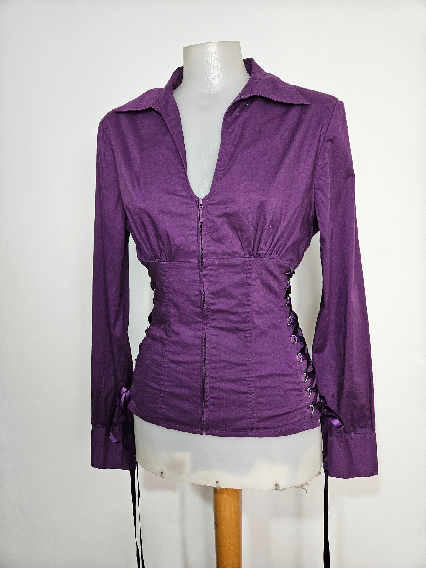 Chemise violette à laçage