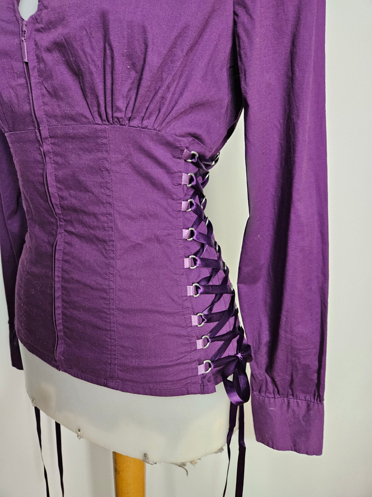Chemise violette à laçage