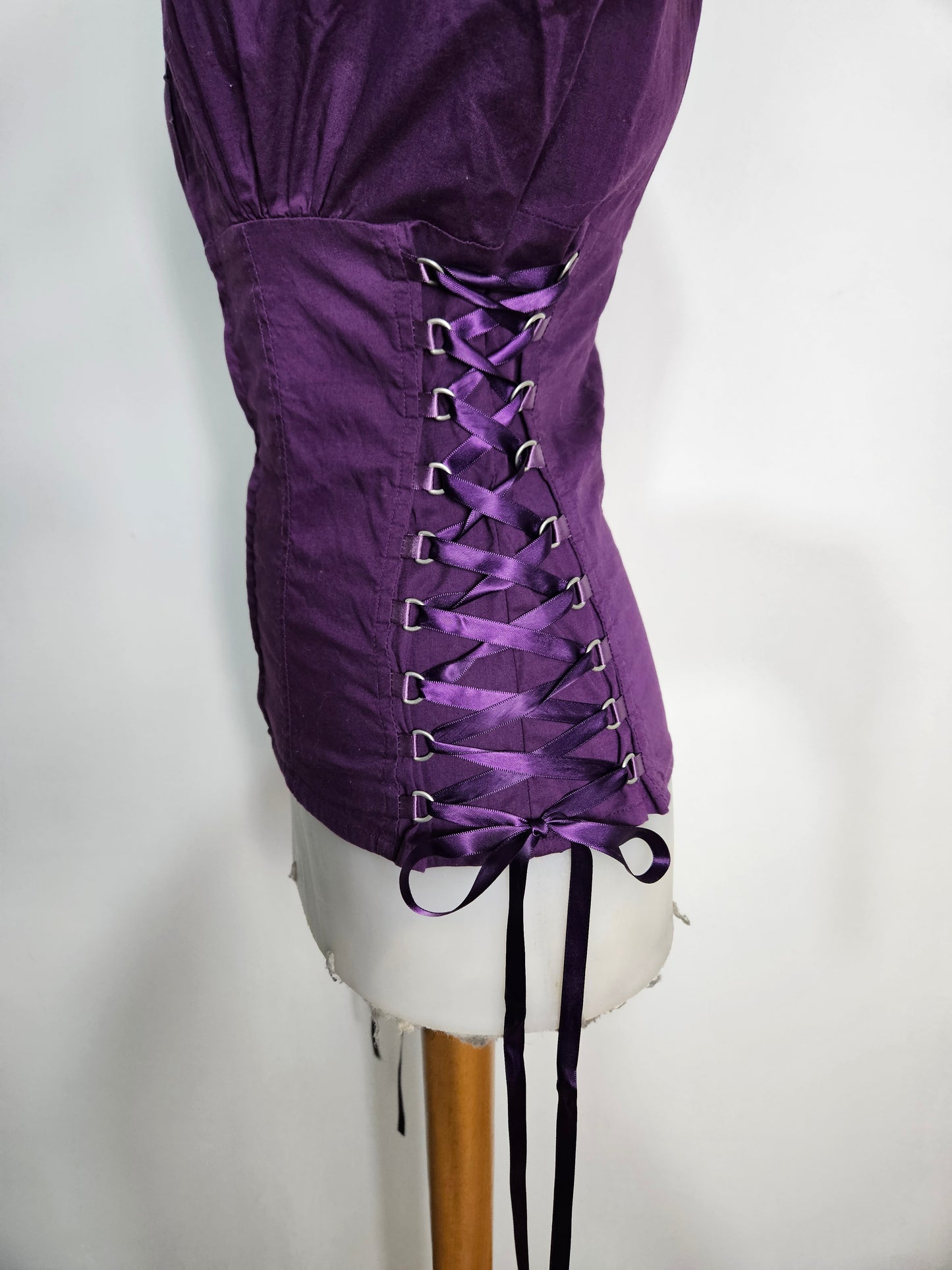 Chemise violette à laçage